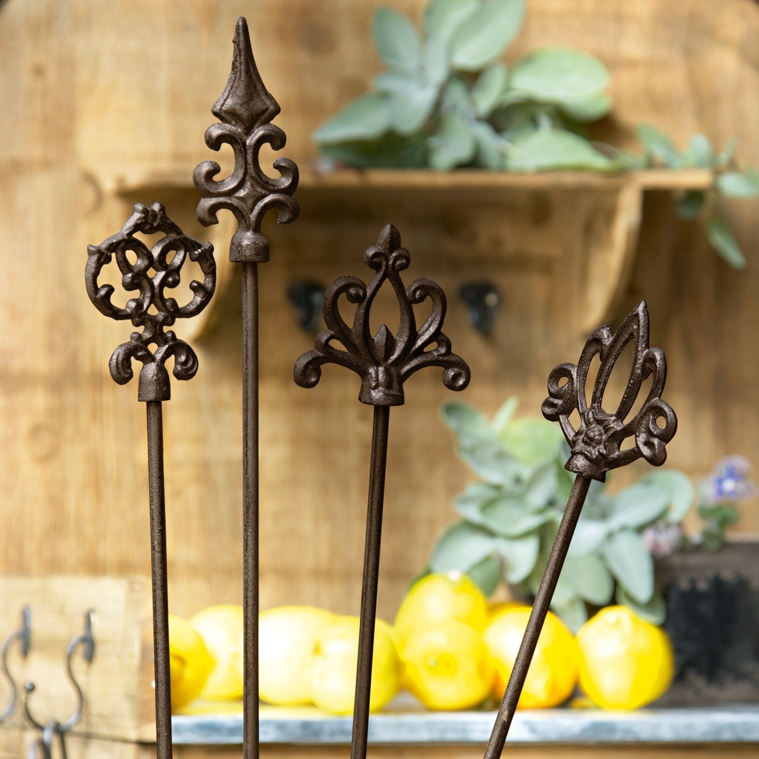 Set de 4 estacas para rosas Baton Conjunto de cuatro varas decorativas de metal oxidado con motivos florales para jardín
