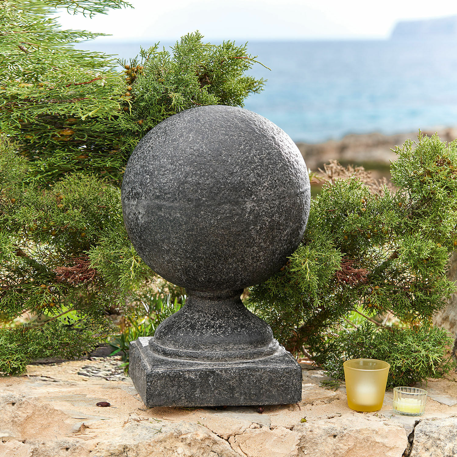 Objeto decorativo Manois Bola decorativa de piedra gris oscuro sobre base cuadrada, adorno para jardín exterior