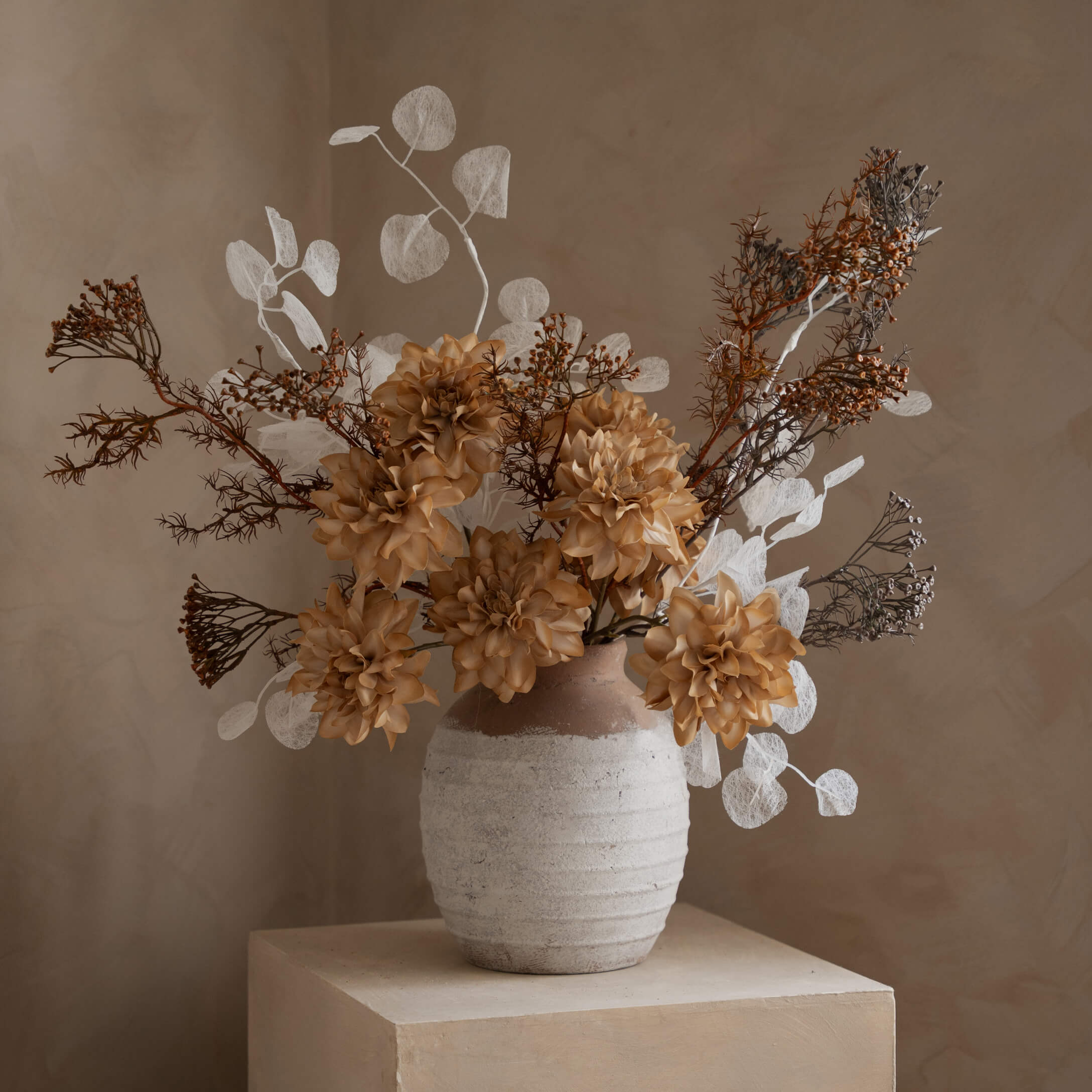 Ramo decorativo de flores artificiales en jarrón de cerámica beige y marrón para interiores