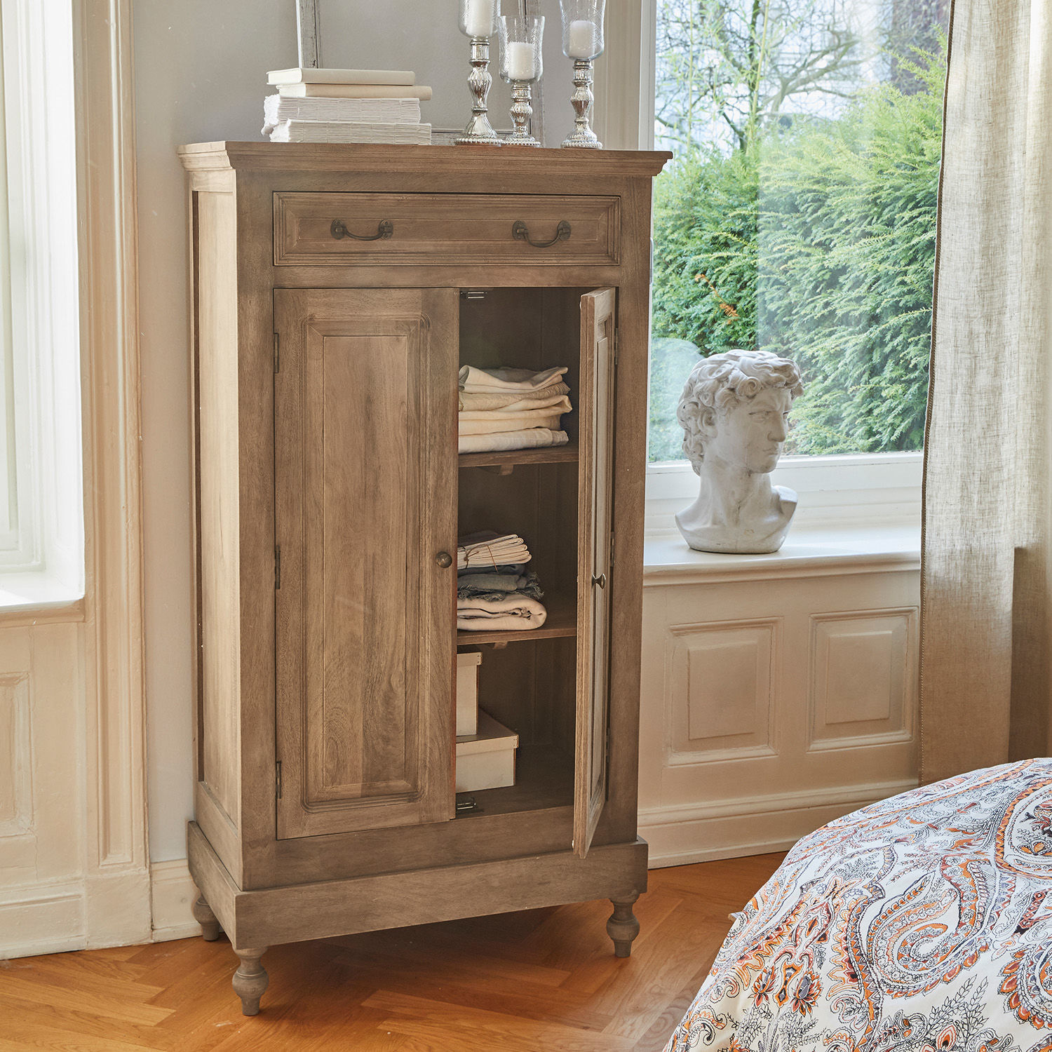 Armario Bortoni Armario de madera color natural con cajón y puertas, mueble de almacenamiento para dormitorio