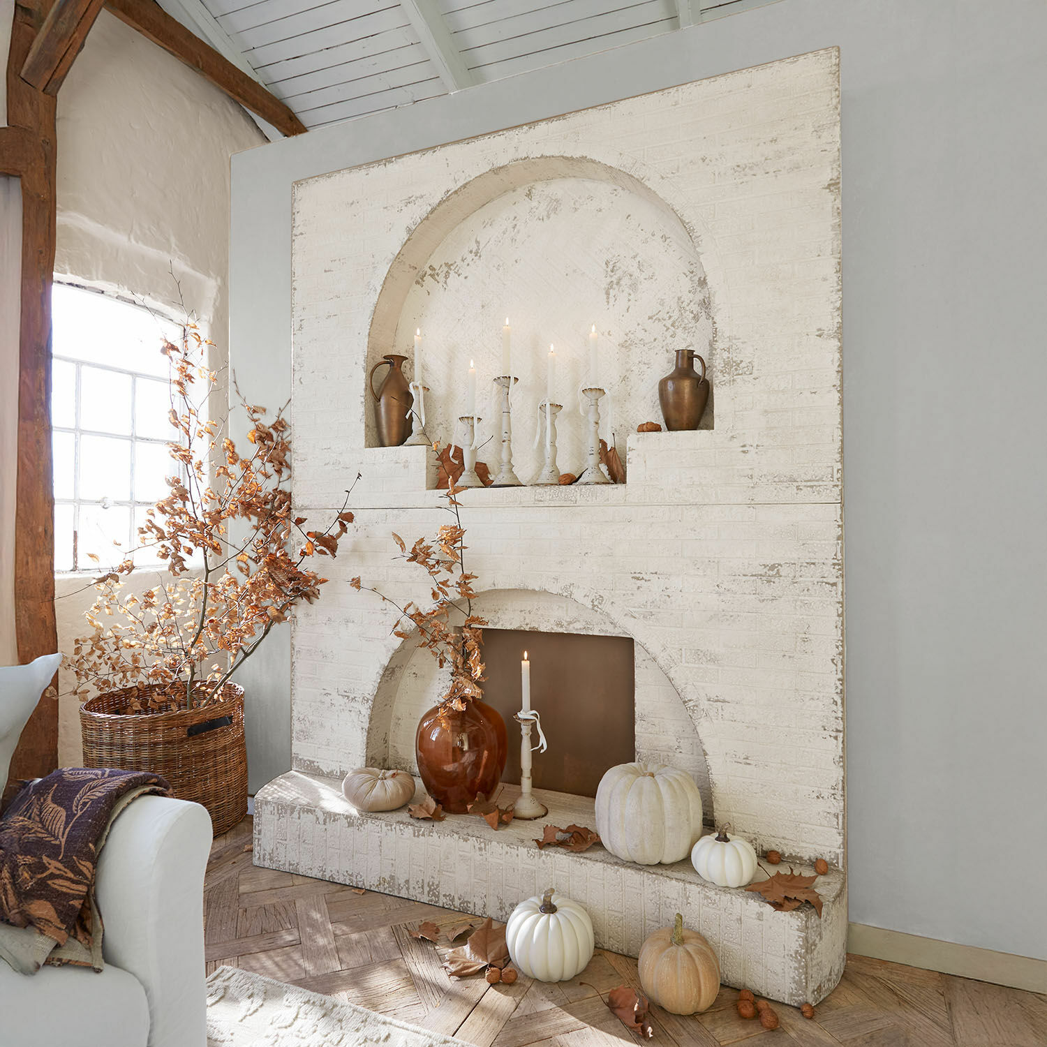Consola de chimenea Forêt Émeraude Chimenea blanca de ladrillo con decoración otoñal y velas en interior rústico