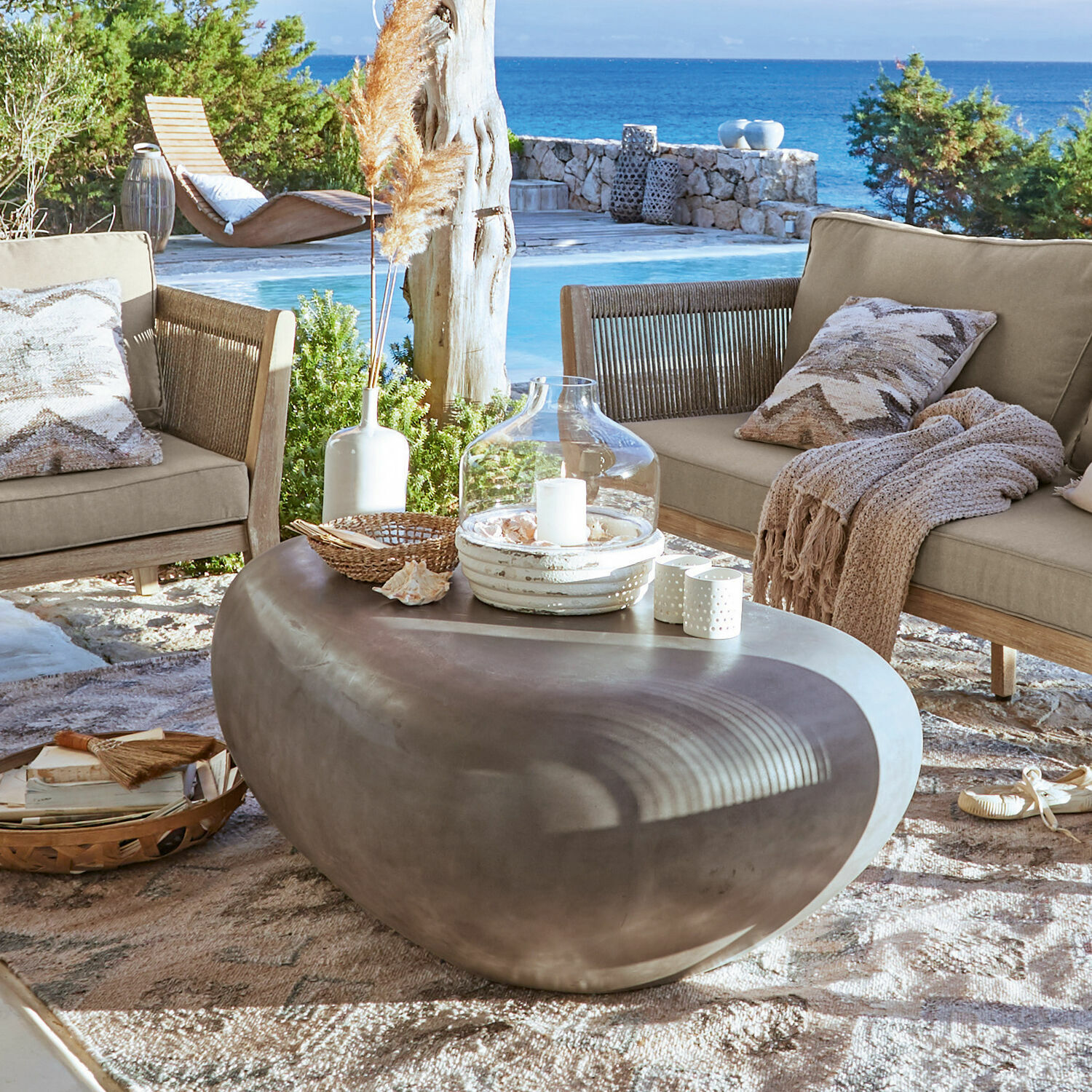 Mesa de centro Fermline Mesa de centro moderna de hormigón con forma de piedra en terraza con vista al mar