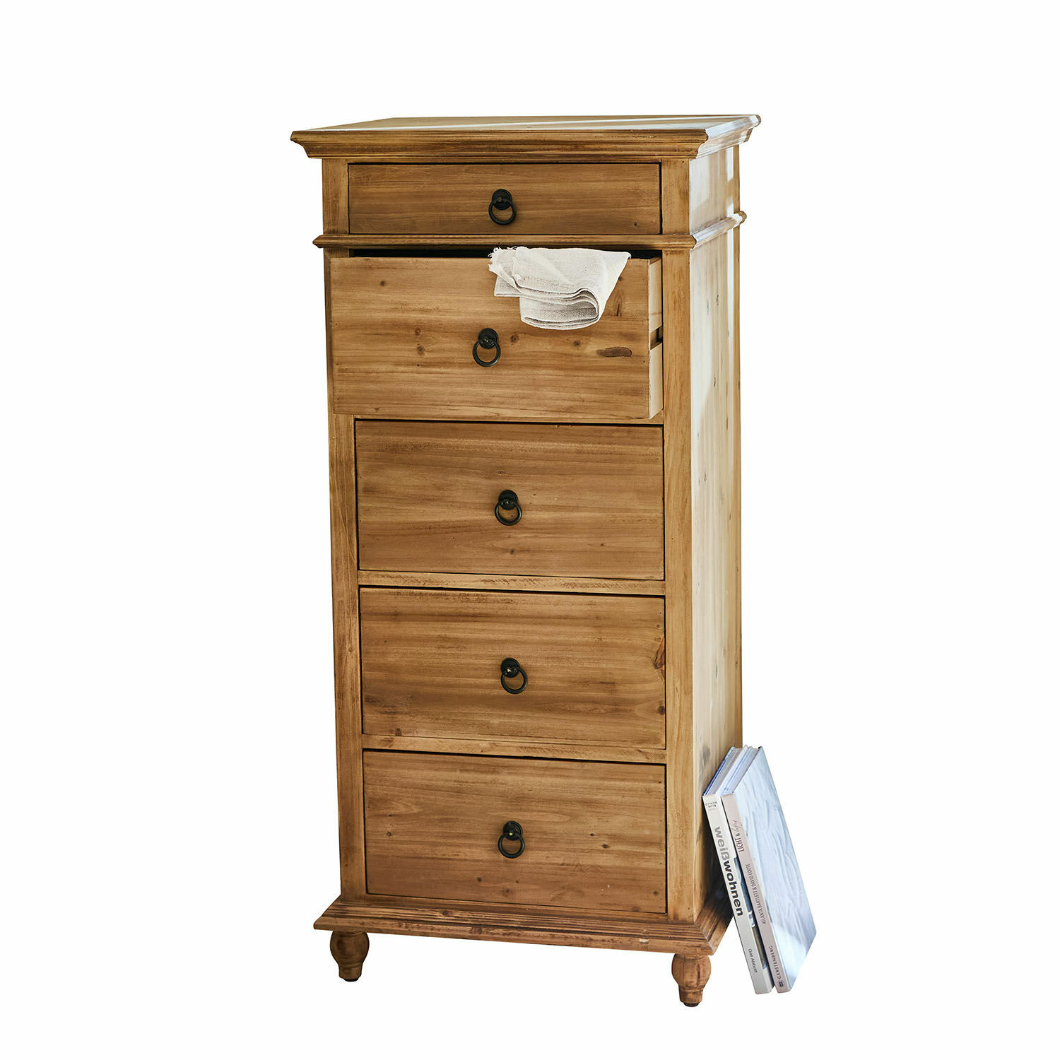 Cómoda Yewbridge Cómoda alta de madera natural con cinco cajones y tiradores metálicos negros