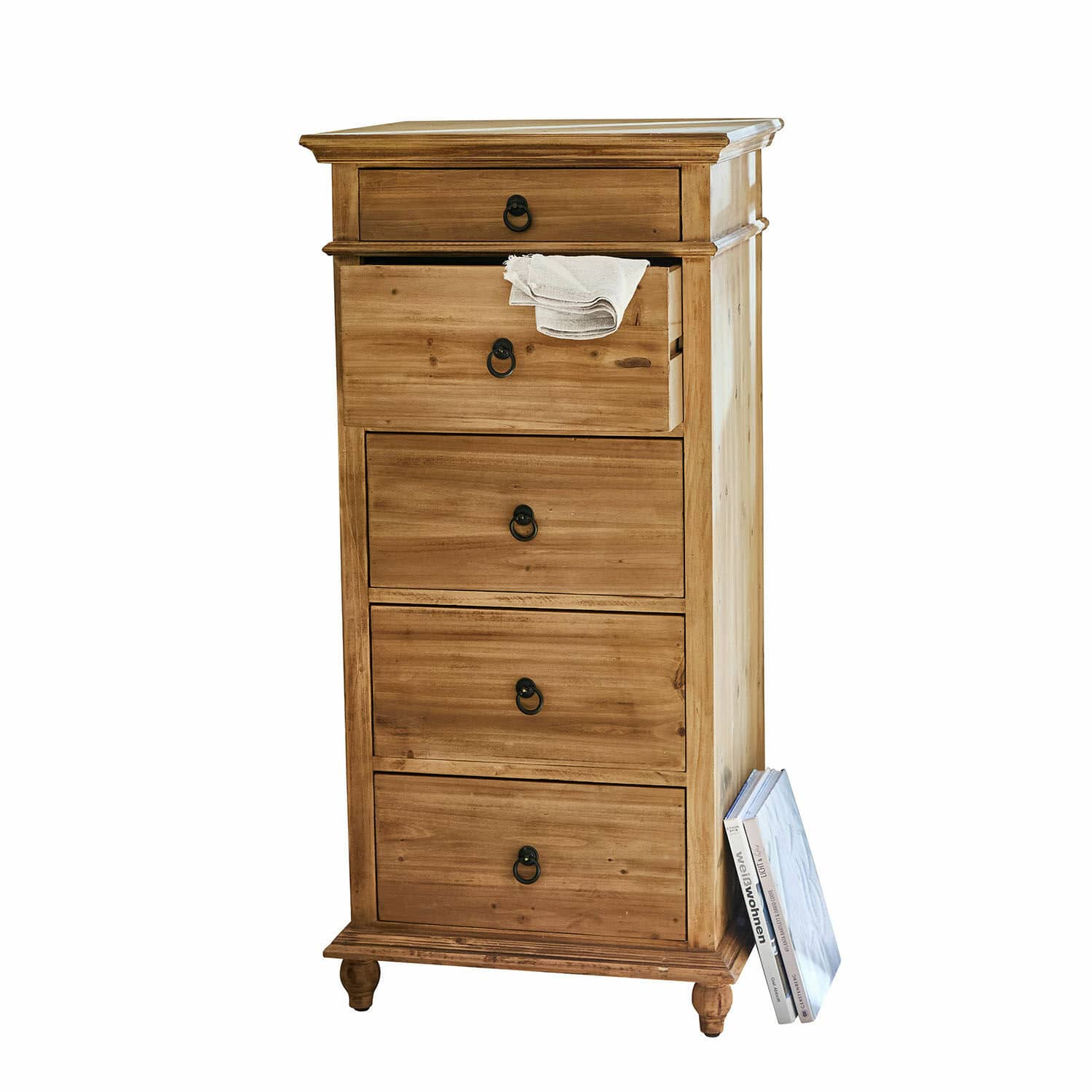 Cómoda Yewbridge Cómoda alta de madera natural con cinco cajones y tiradores metálicos negros