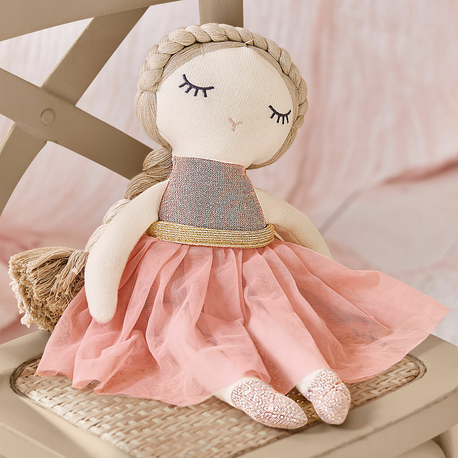 Muñeca de trapo Pebblino Muñeca de tela con vestido de tul rosa y cinturón dorado sentada en silla beige, juguete decorativo