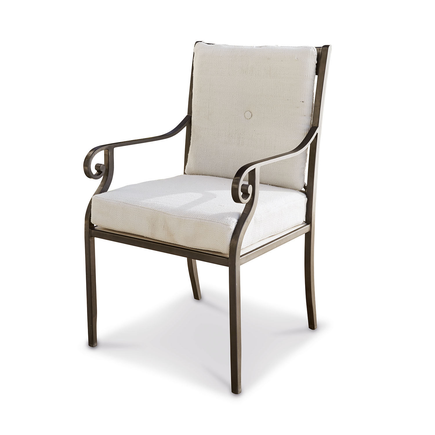 Silla con estructura metálica y cojín crema, cómoda para salón o comedor