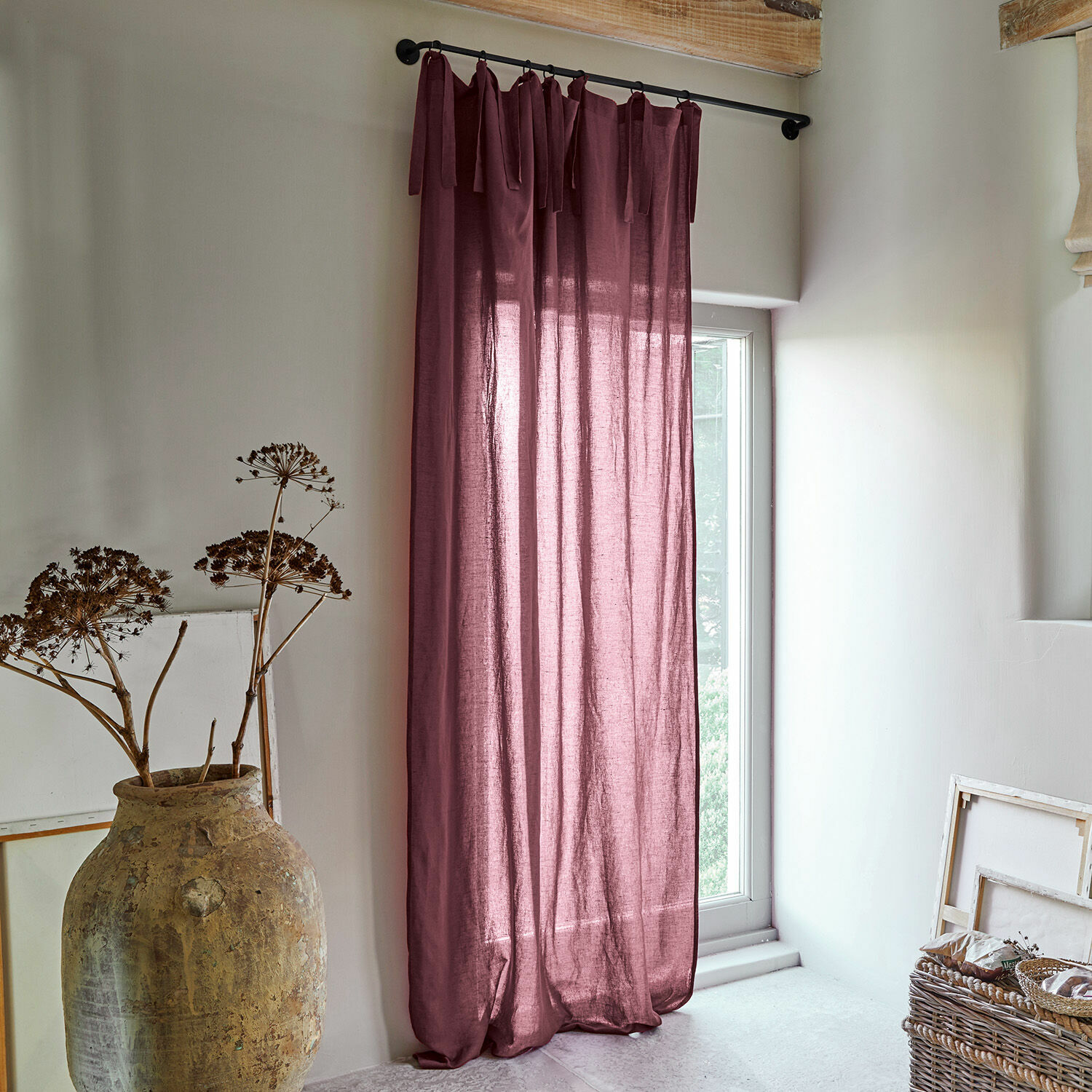 Cortina Adara Cortina de lino violeta colgada en barra negra en interior claro y natural con decoración