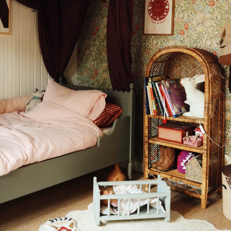 Un dormitorio infantil lleno de color