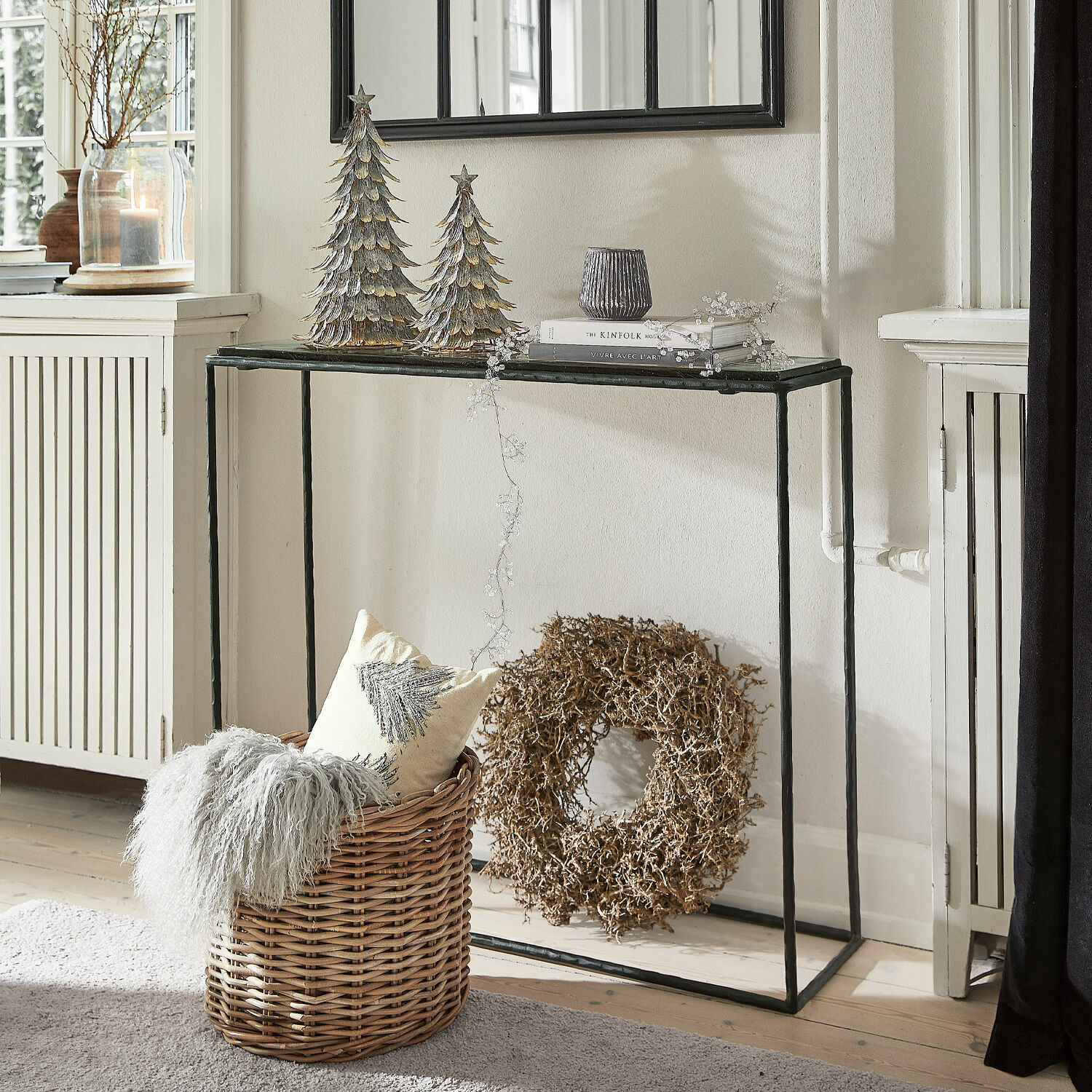 Consola Moonvale Consola metálica negra con superficie de vidrio, decoración navideña y cesta de mimbre con cojín