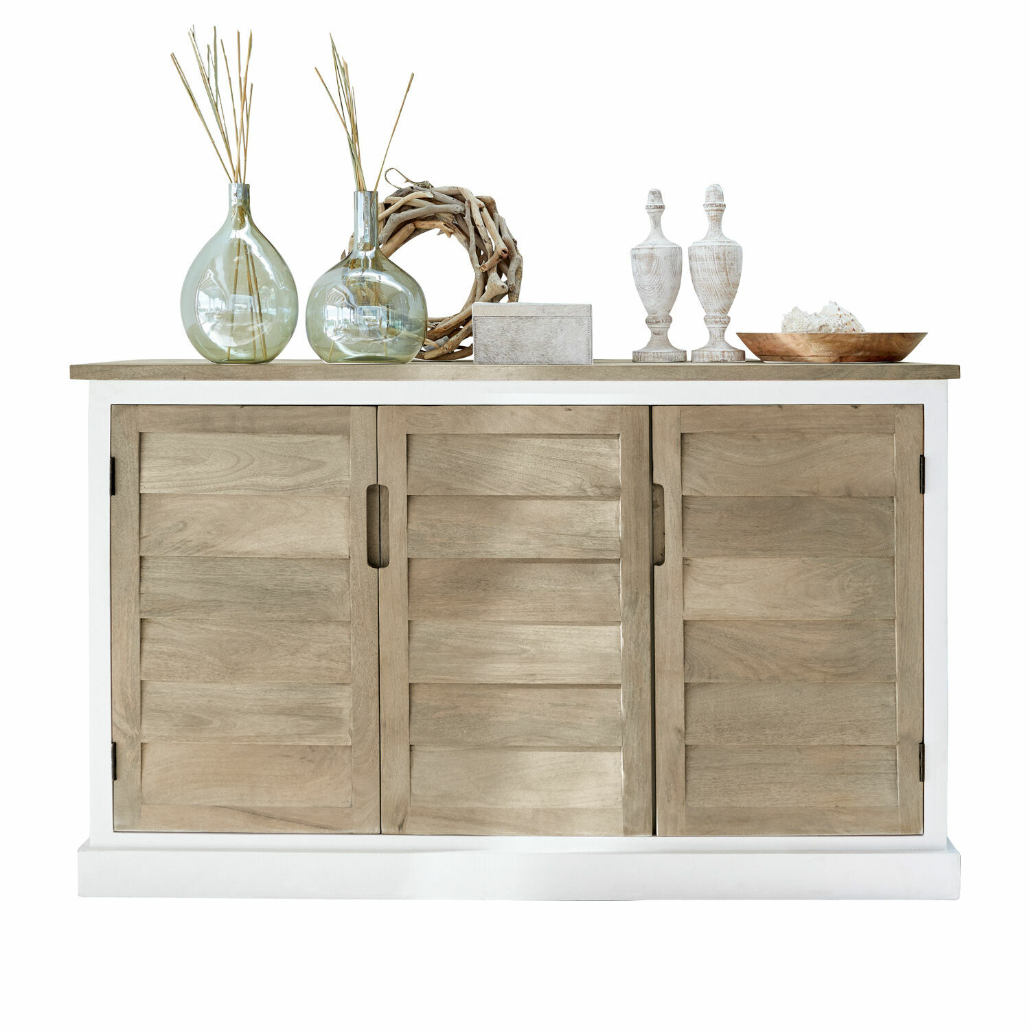 Aparador Frapelle Aparador de madera en tonos naturales y blancos con decoraciones de vidrio y madera encima