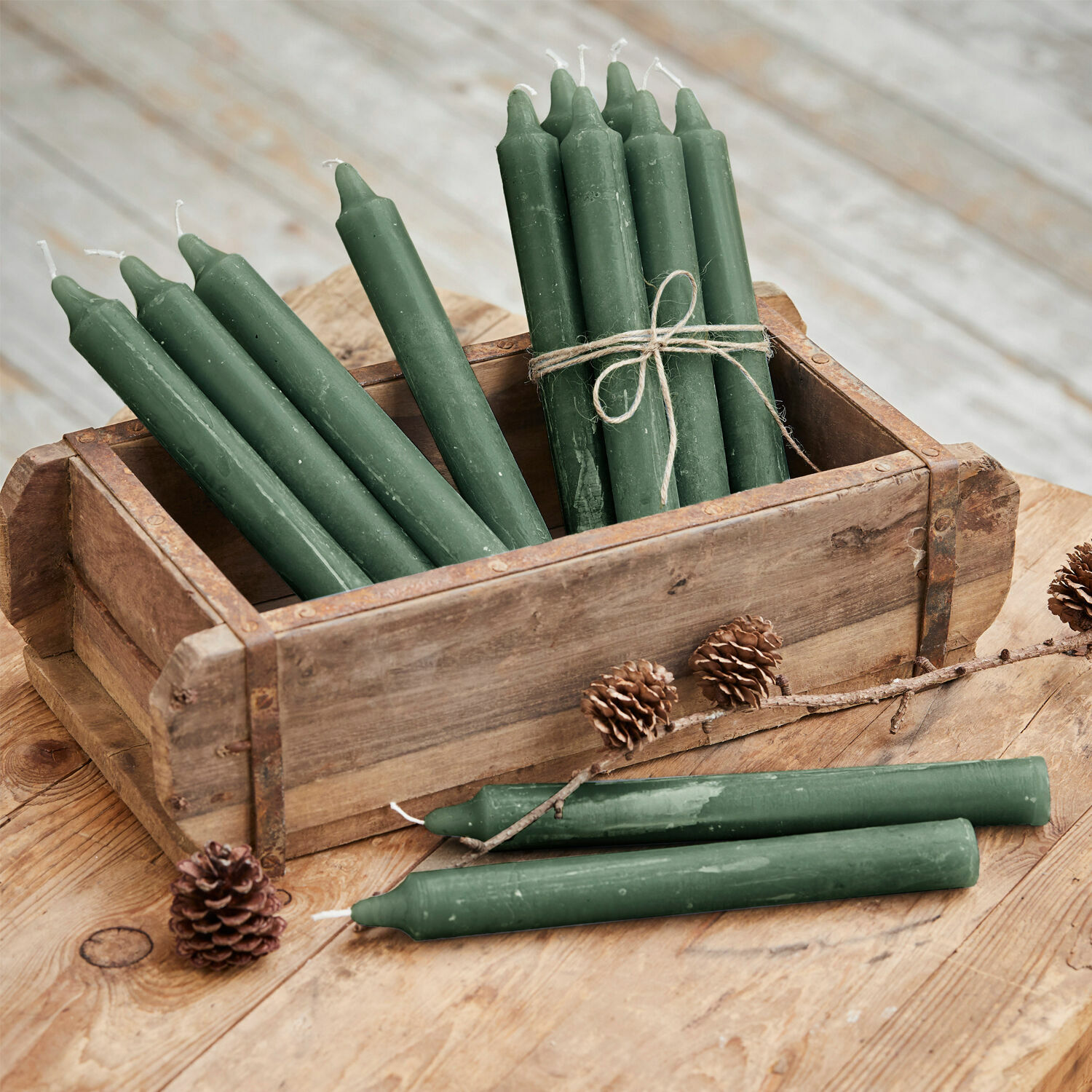 Set de 12 velas Bauceau Conjunto de velas verdes de cera en caja de madera sobre mesa rústica de madera