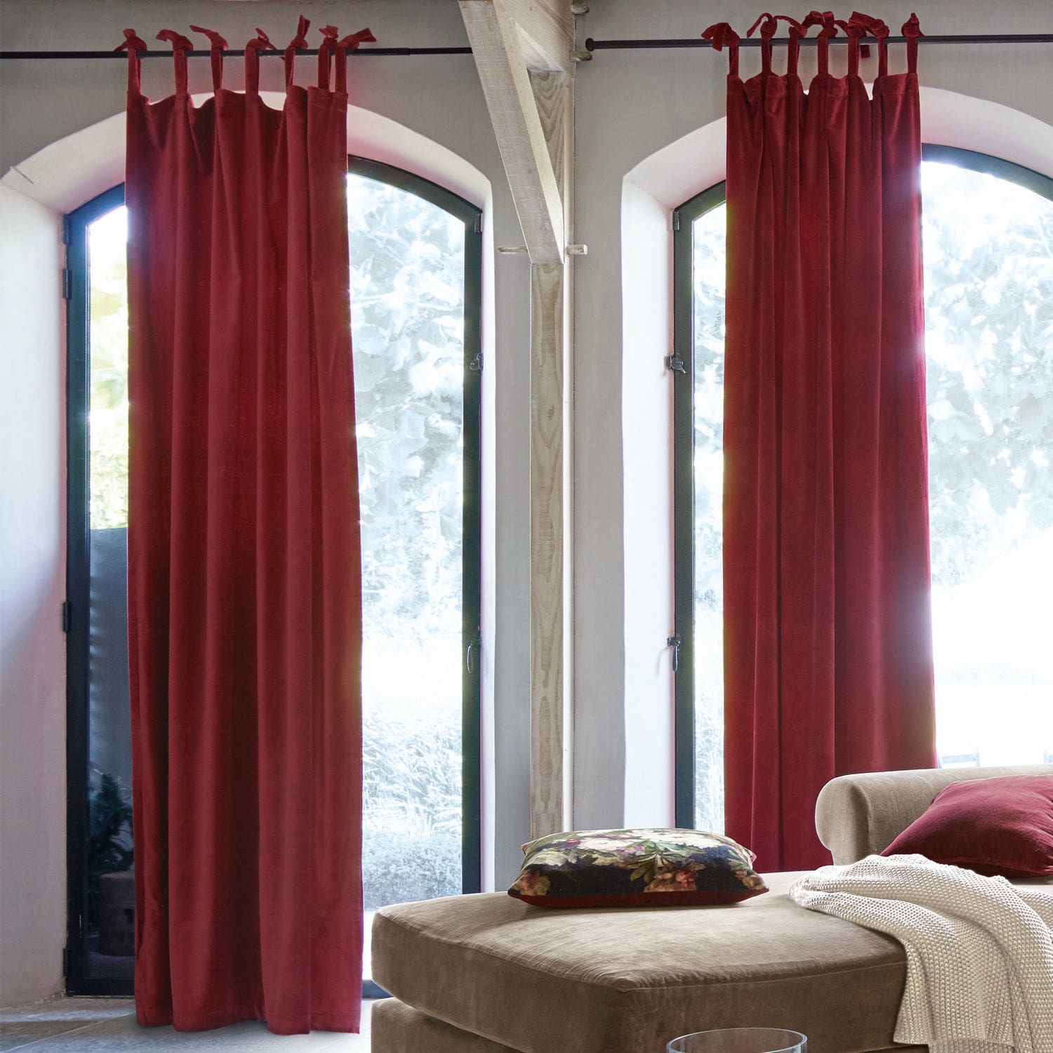 Cortina Apollosa Cortinas rojas de tela suave en grandes ventanas de sala moderna con sofá beige