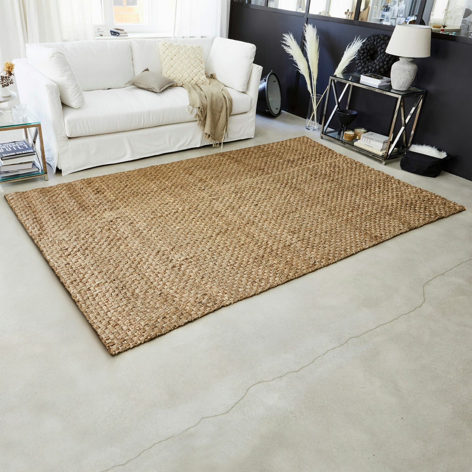 Alfombra Daoukro Alfombra grande de yute natural beige sobre suelo claro en sala de estar moderna