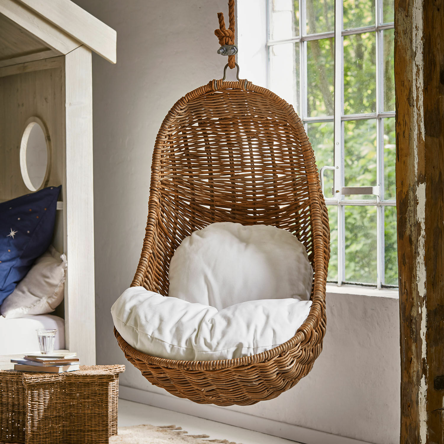 Silla colgante para niños Twinkla Sillón colgante de ratán con cojín blanco en interior luminoso de estilo natural con ventana grande