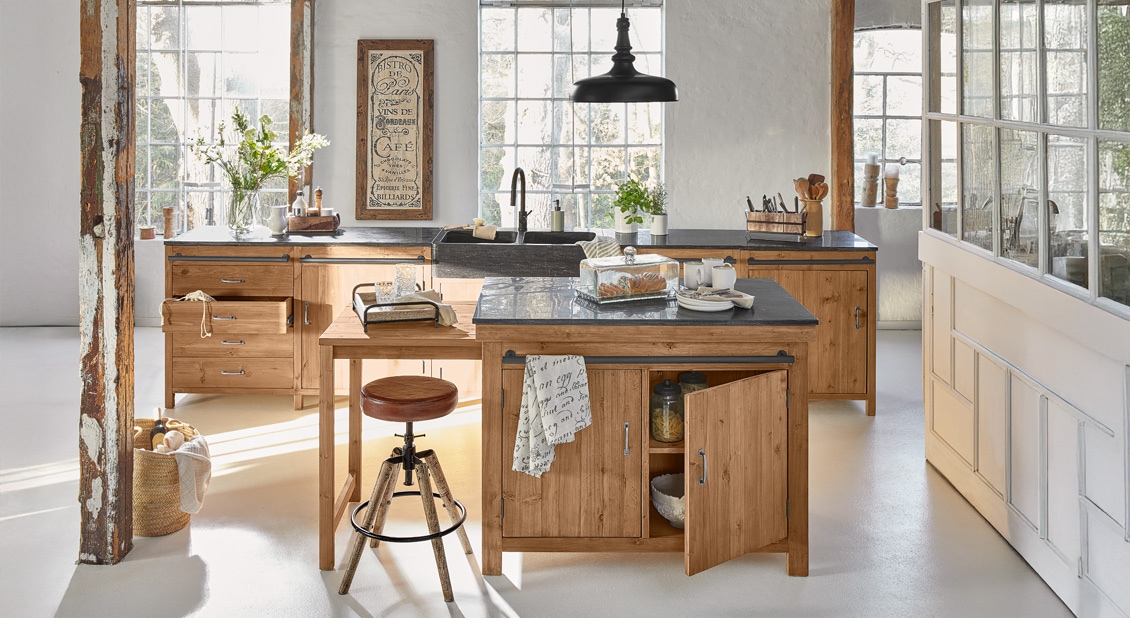 Cocina campestre a la luz de la mañana