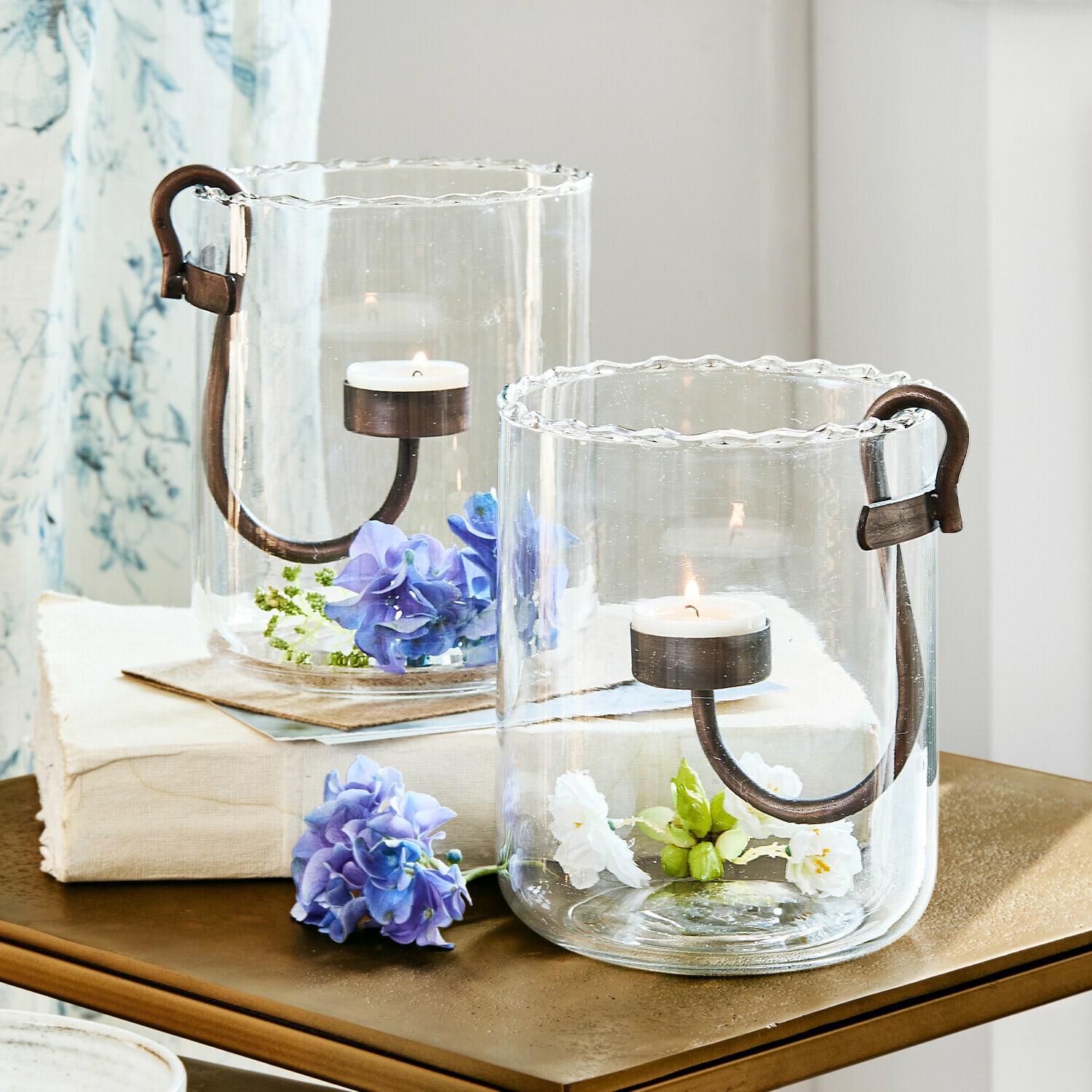 Set de 2 portavelas Lynn Portavelas de vidrio con asas de metal y flores, decoración elegante para mesa interior