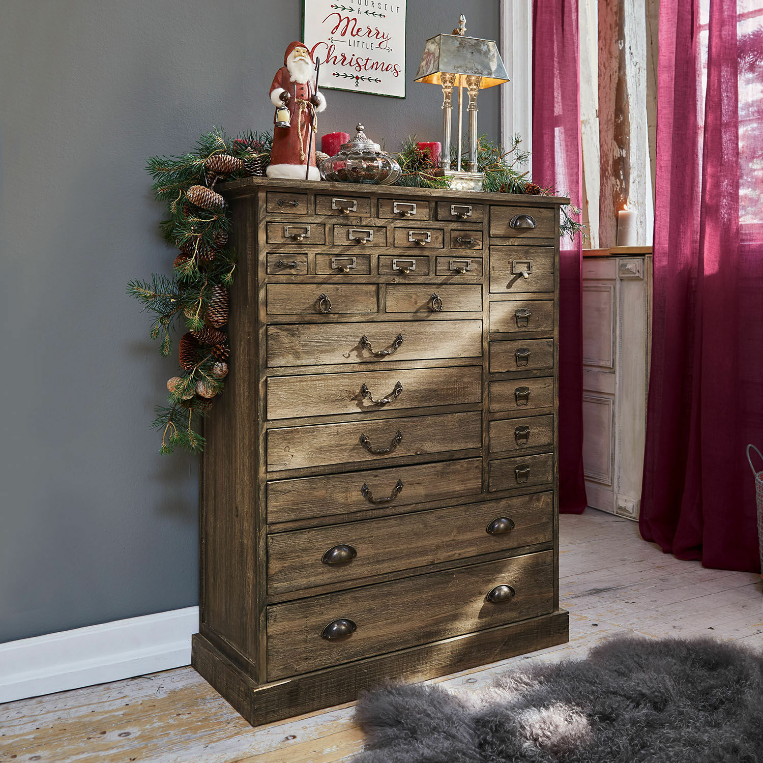 Cómoda Darling Cómoda de madera estilo vintage con múltiples cajones, decorada con adornos navideños y lámpara