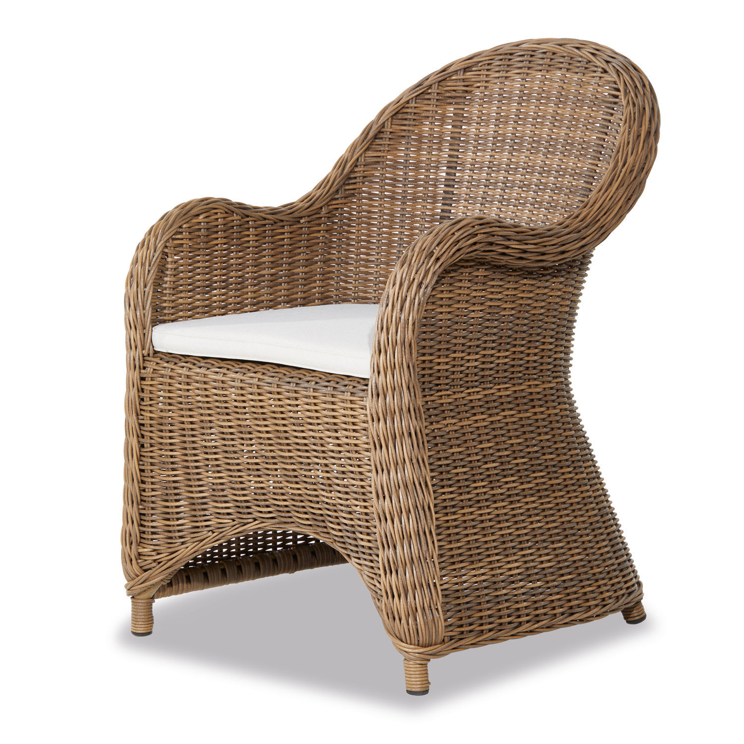 Sillón de ratán color natural con cojín blanco, ideal para jardín y sala de estar