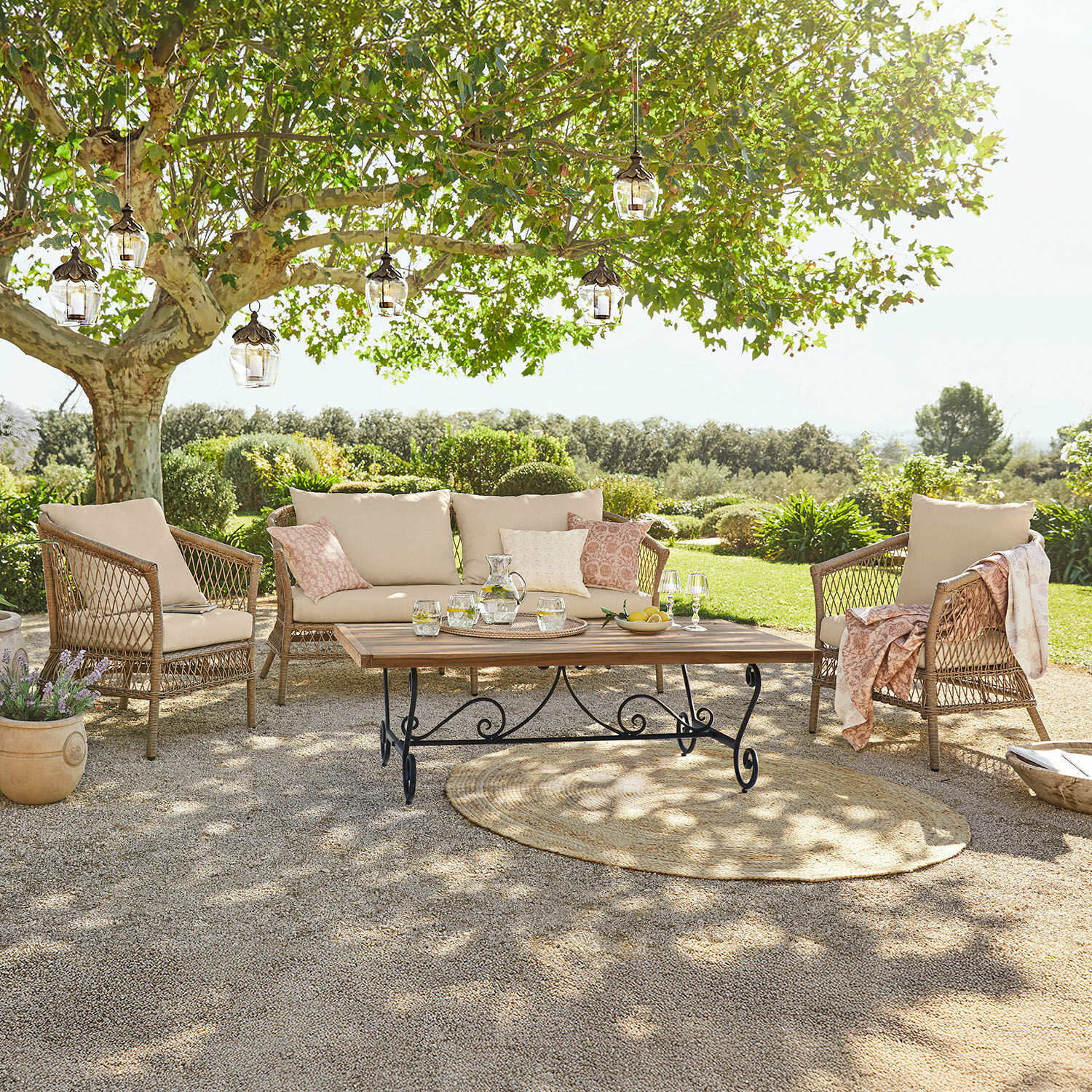 Grupo de asientos Farington Conjunto de muebles de jardín de ratán con cojines beige y mesa de madera en terraza soleada