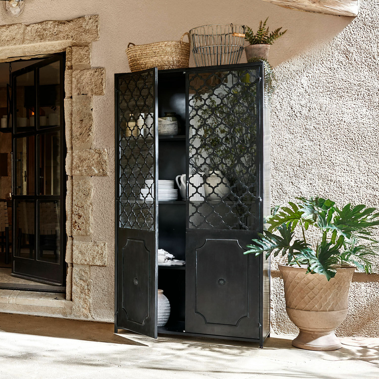 Armario Astralon Armario negro de metal con puertas caladas y estantes para vajilla, mueble elegante para salón
