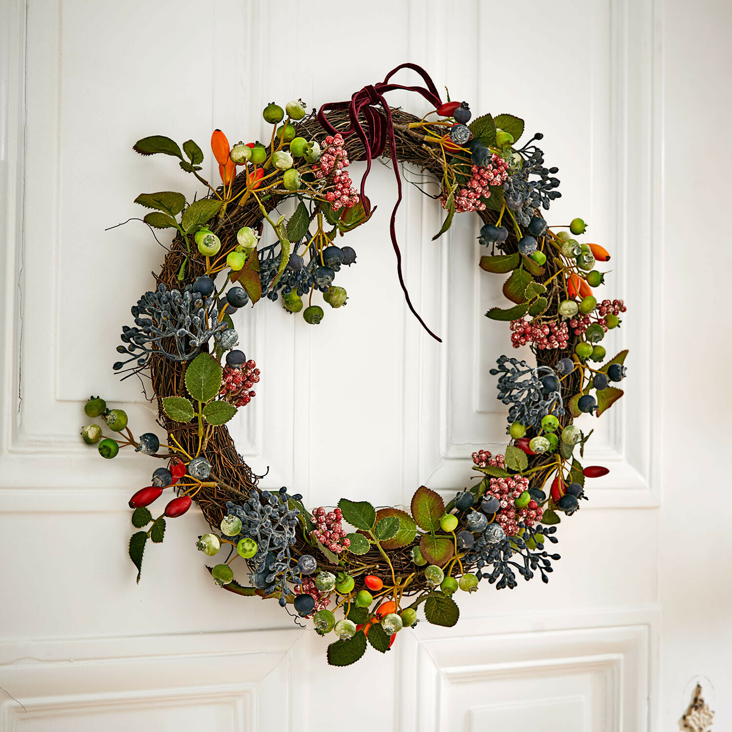 Corona Donnevère Corona decorativa de ramas con bayas de colores y lazo burdeos para puerta, adorno festivo