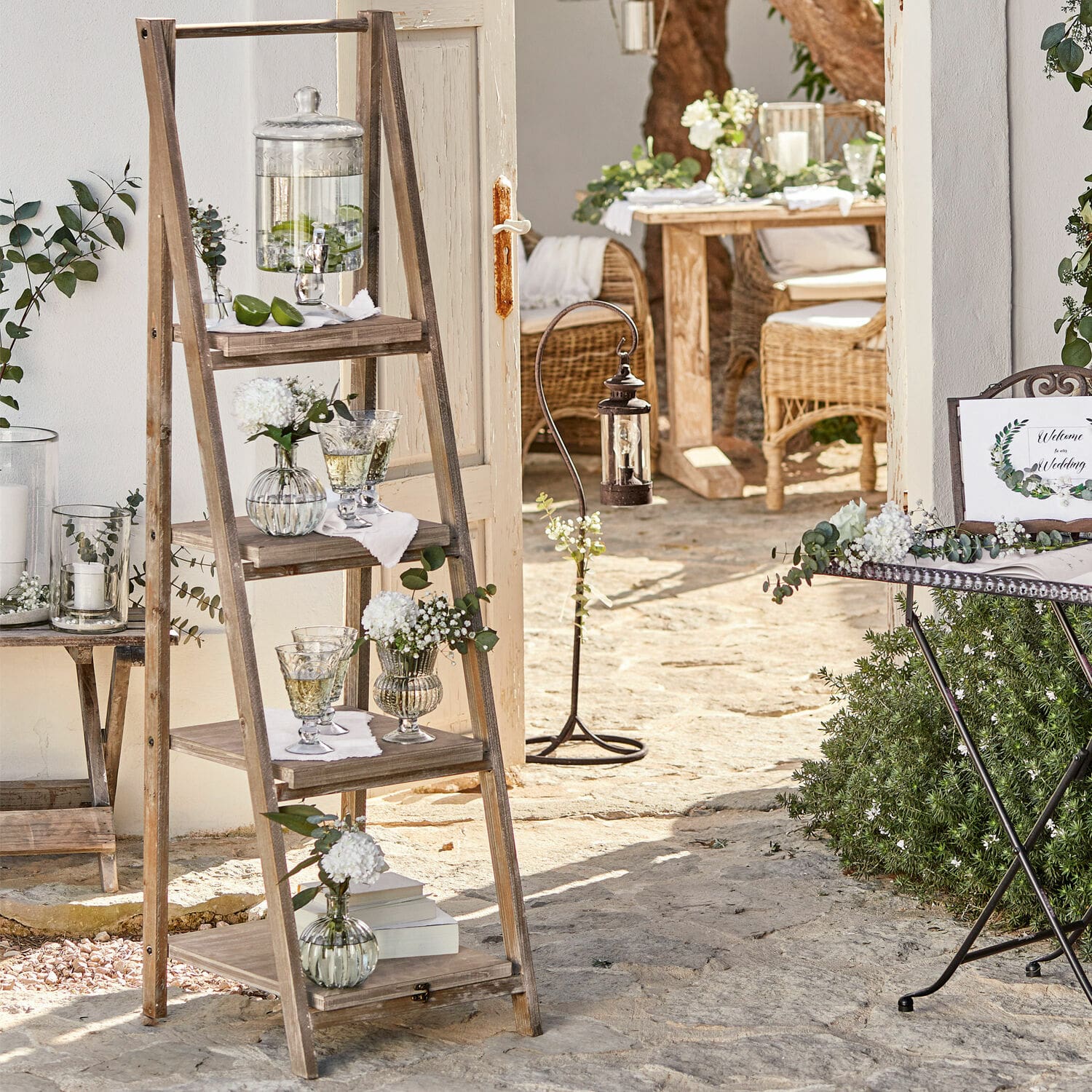 Estante Lester Escalera de madera con estantes decorados con jarrones de vidrio en patio de piedra estilo rústico