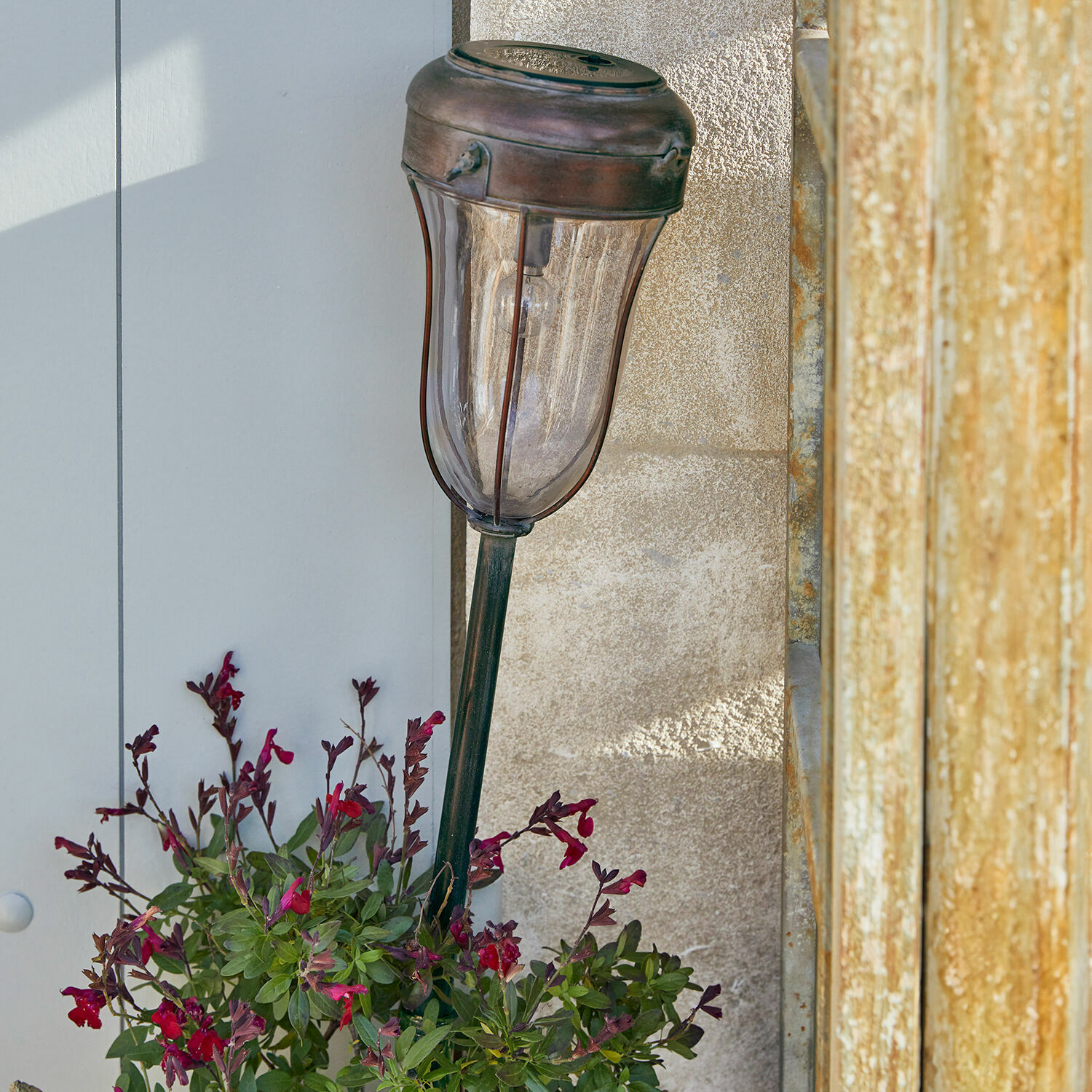 Farol solar Wynyard Lámpara de jardín decorativa de latón color cobre con pantalla transparente y flores rojas
