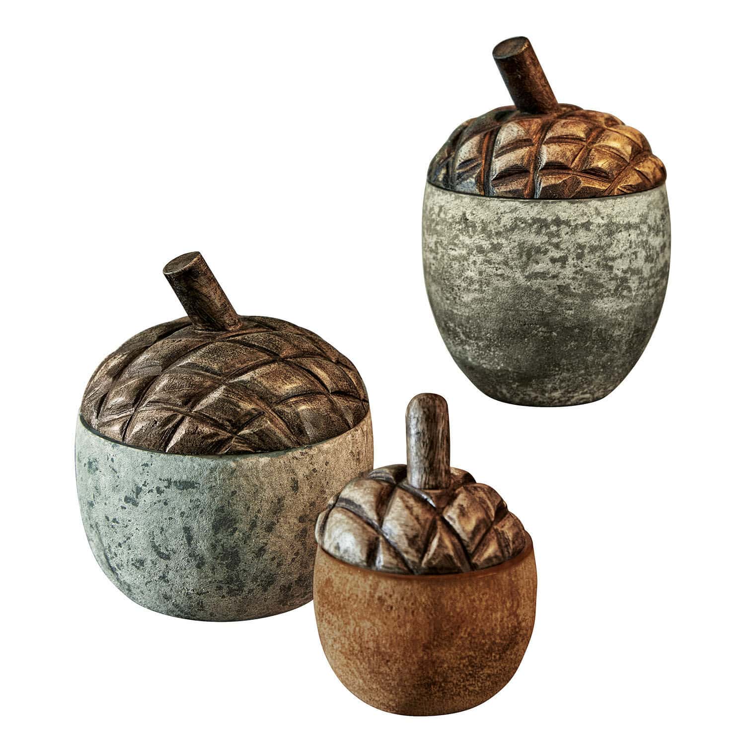 Set de 3 bellotas Vibius Conjunto de tres recipientes decorativos en forma de bellota de madera y piedra en colores naturales para el hogar