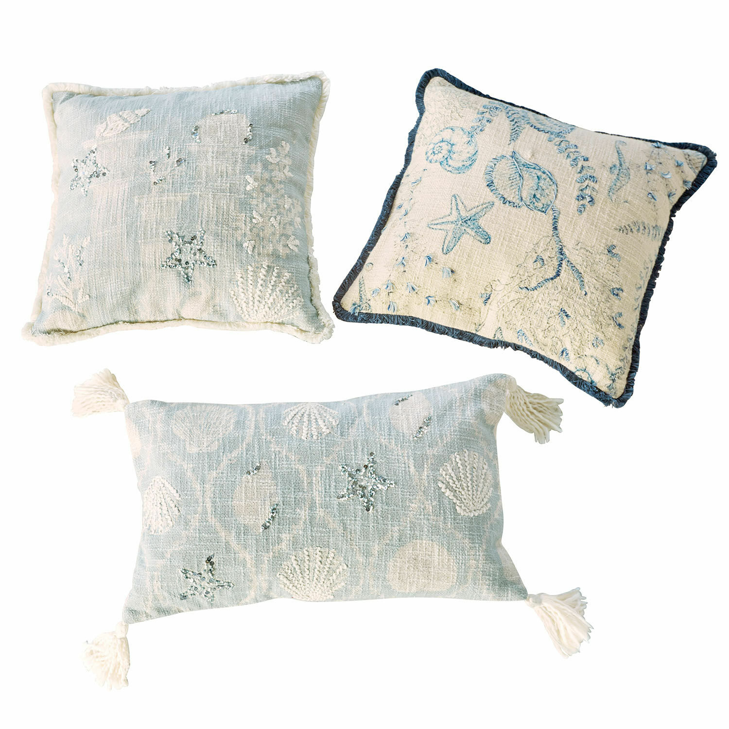 Conjunto de tres cojines decorativos con motivos de conchas y estrellas de mar en tonos pastel