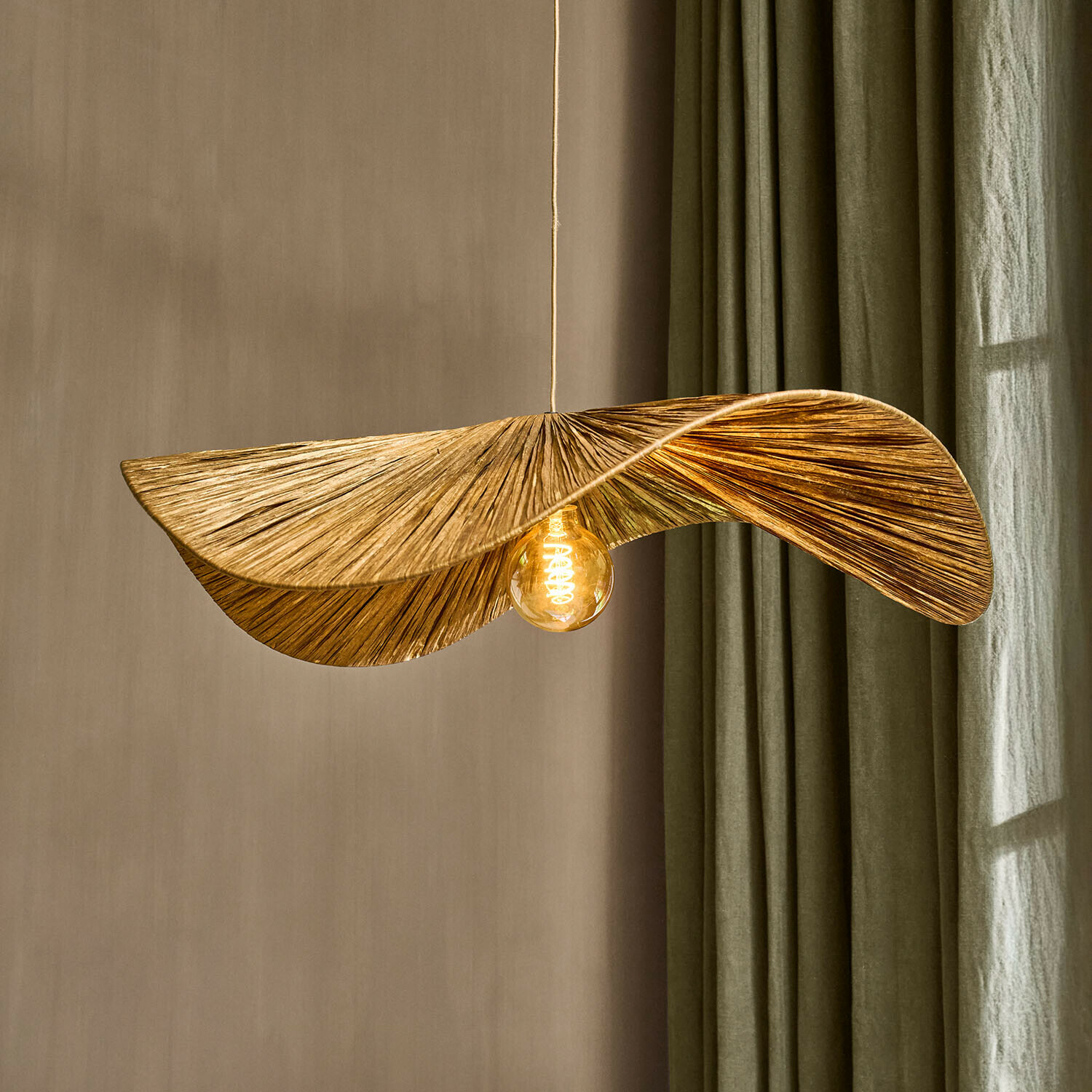 Lámpara colgante Calouris Lámpara colgante dorada con forma de hoja, material texturizado, luz decorativa para salón