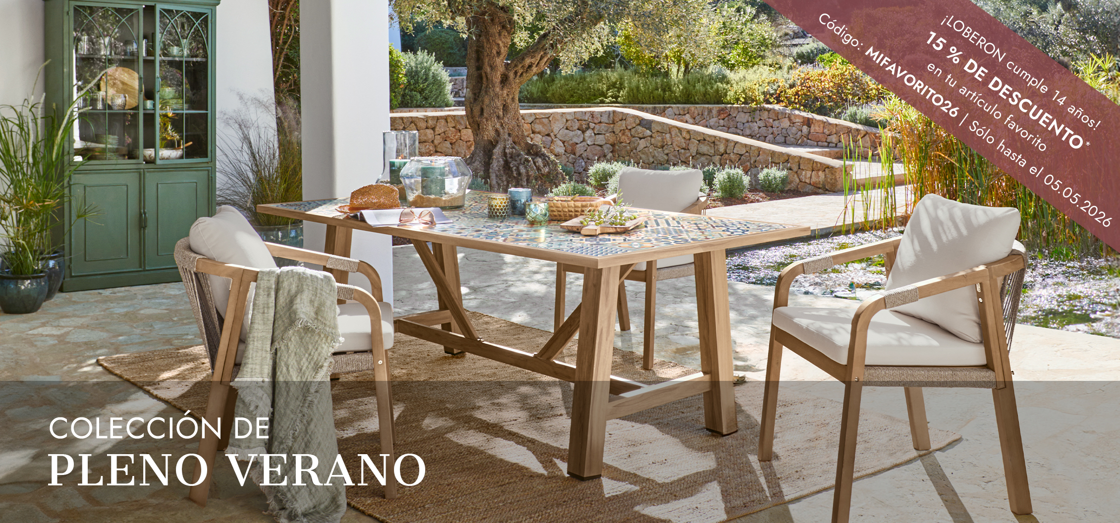 Conjunto de muebles de jardín con mesa de madera y sillas con cojines claros en terraza soleada