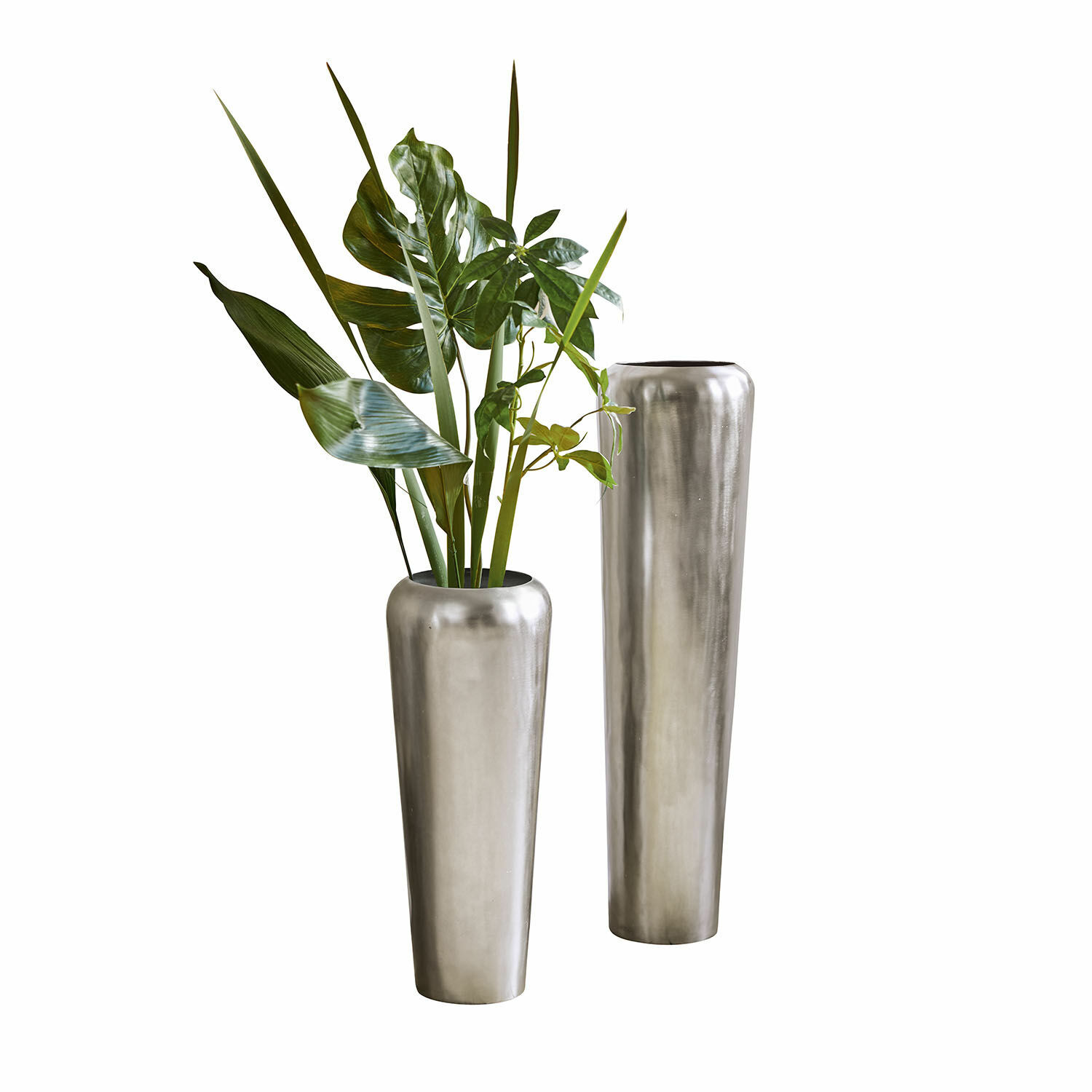 Dos jarrones altos de metal plateado con hojas verdes para decoración interior moderna