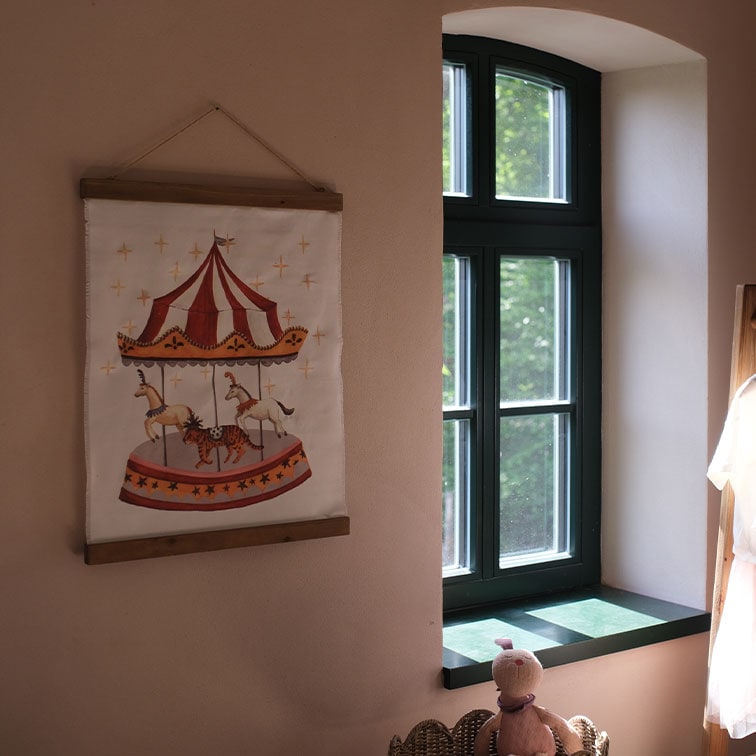 Cuadro decorativo de tela con carrusel y animales en habitación infantil luminosa