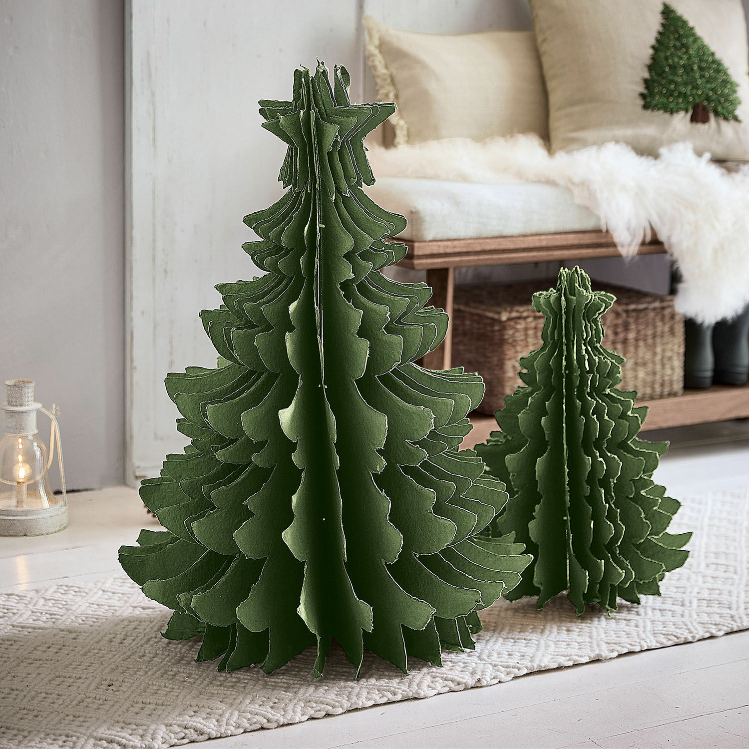 Árbol decorativo set de 2 Amuré Árboles de Navidad verdes de fieltro sobre alfombra en interior luminoso, decoración navideña