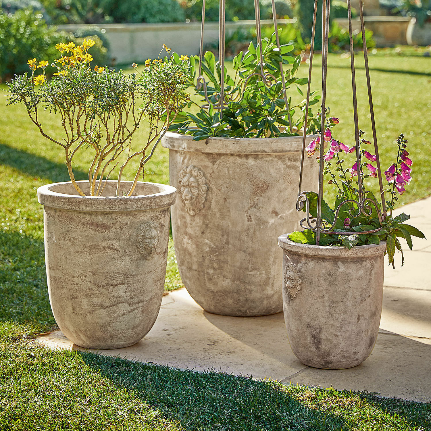 Set de 3 macetas Autigny Tres macetas grandes de hormigón gris con plantas en jardín soleado al aire libre