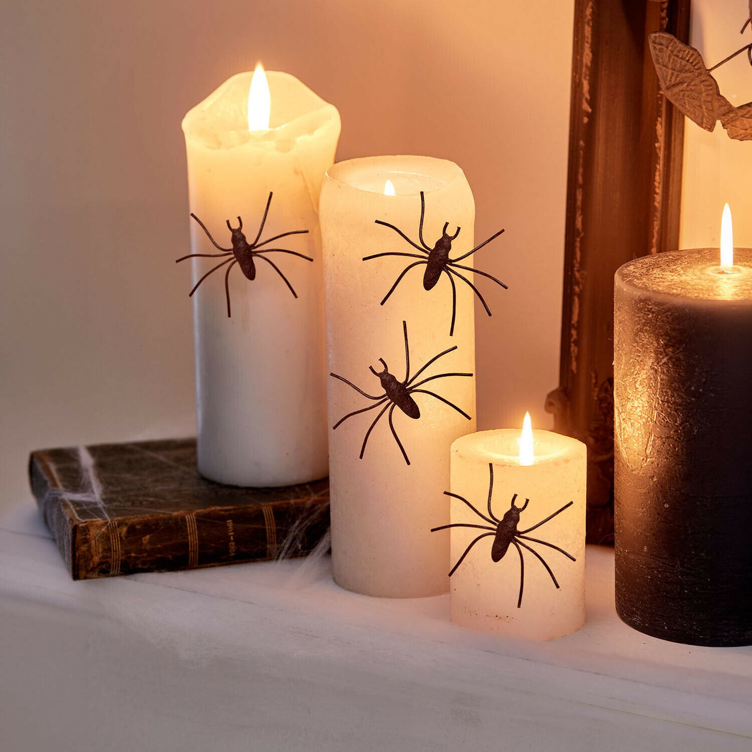 Set de 4 pines decorativos Gwynetha Velas blancas decorativas con arañas negras para Halloween, ambiente acogedor