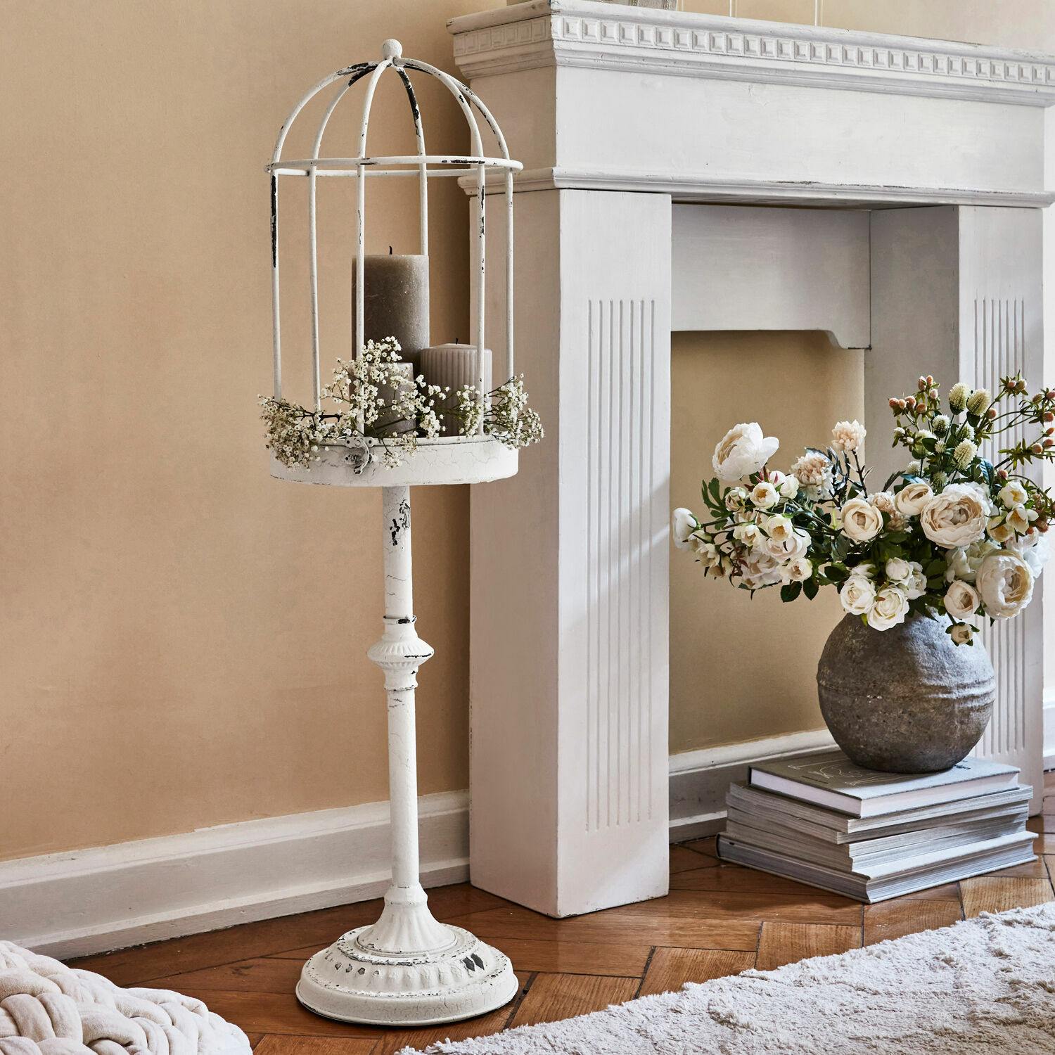 Jaula de pájaros Meera Candelabro de metal blanco con jaula decorativa y velas grises estilo vintage