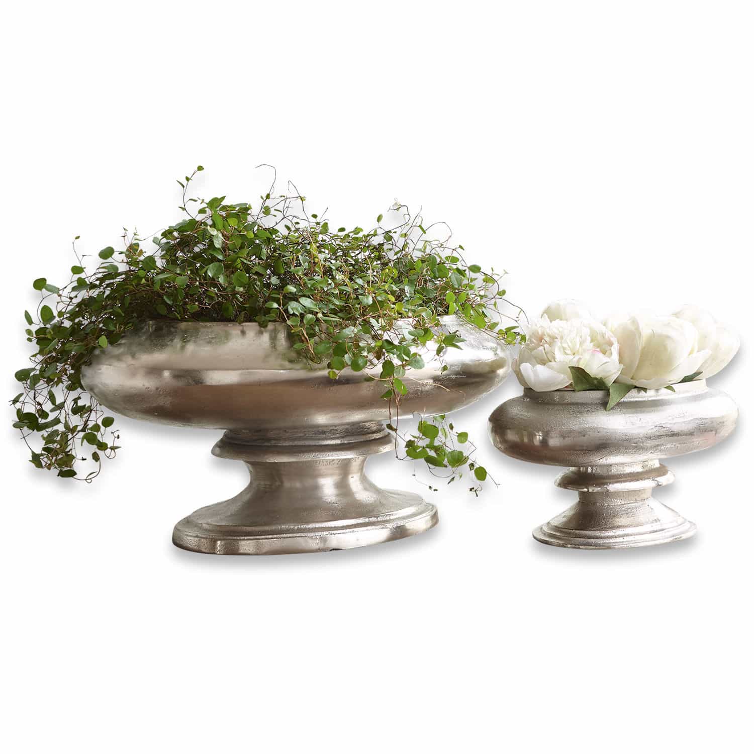 Set de 2 jarrones Loyère Dos jarrones metálicos plateados con base, con plantas verdes y flores blancas para decoración interior