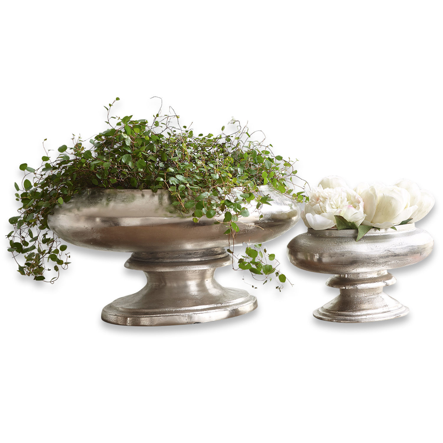 Set de 2 jarrones Loyère Dos jarrones metálicos plateados con base, con plantas verdes y flores blancas para decoración interior