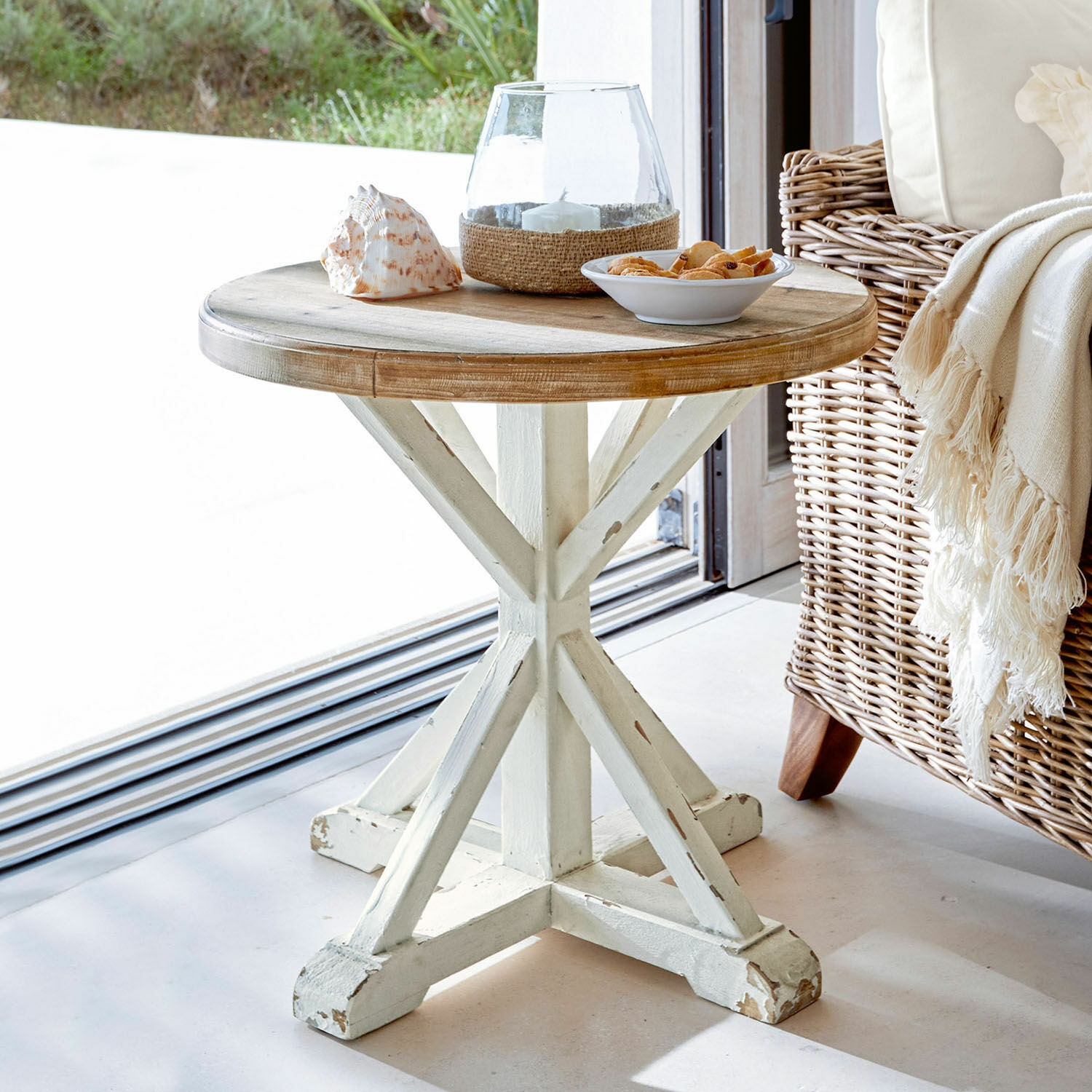 Mesa auxiliar Frapelle Mesa redonda de madera con base blanca envejecida y tablero natural en estilo rústico