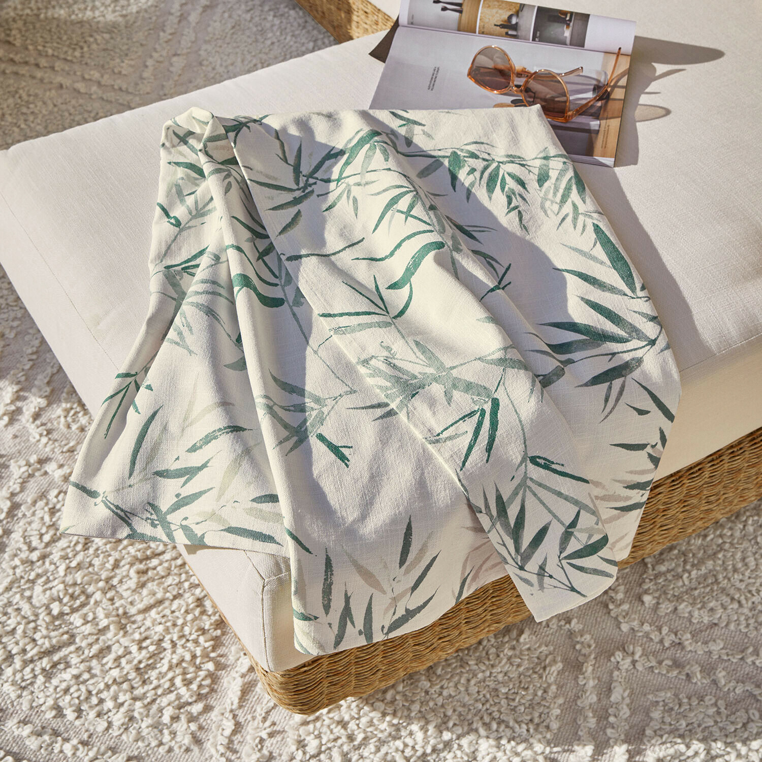 Plaid Clarisa Mantel de lino blanco con diseño de hojas verdes sobre sofá, decoración y textiles para el hogar