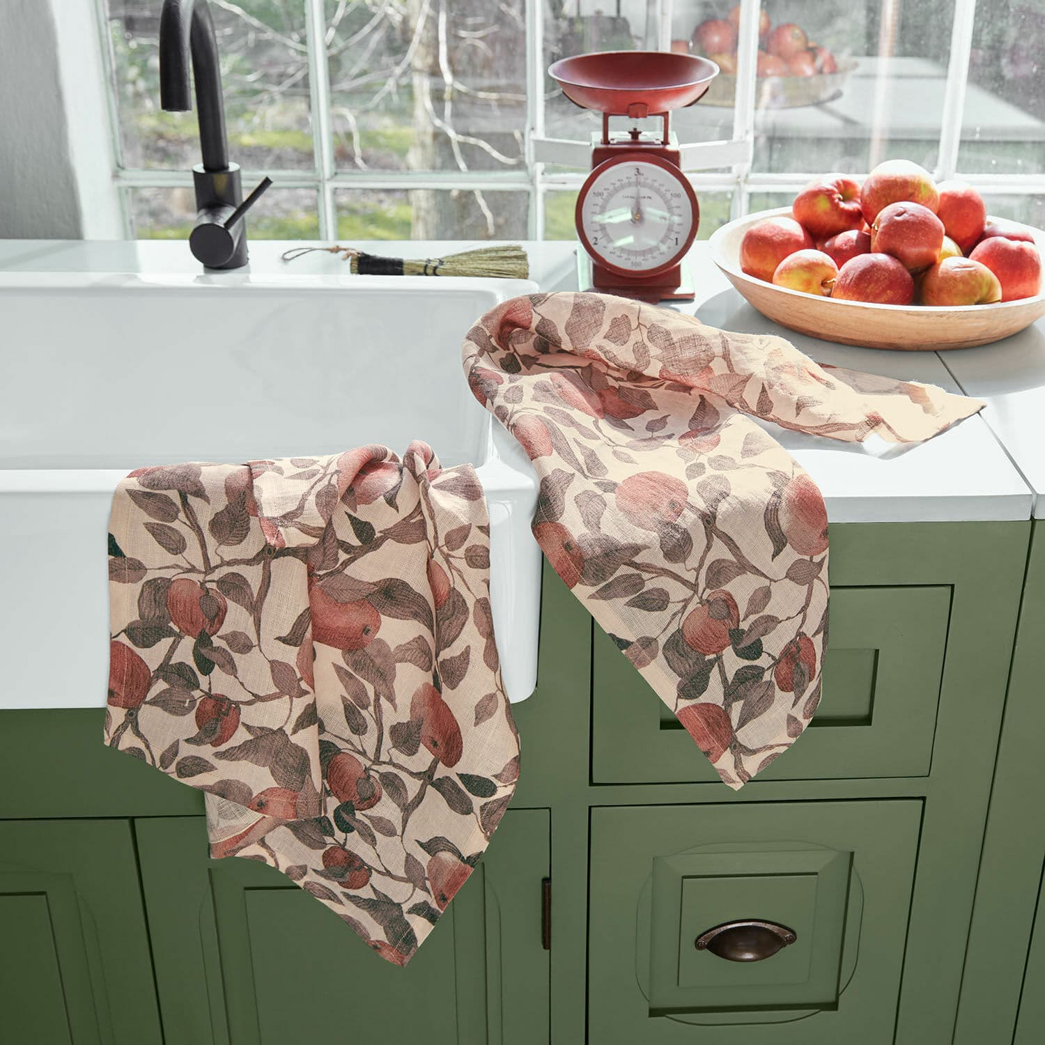 Set de 2 paños de cocina Zaveline Paños de cocina de lino con diseño de manzanas sobre mueble verde junto al fregadero, decoración