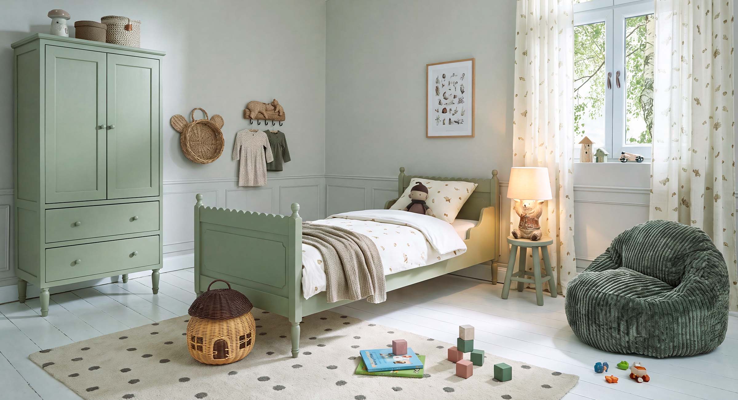 Acogedora habitación infantil con cama y armario de madera verde, sillón suave y juguetes