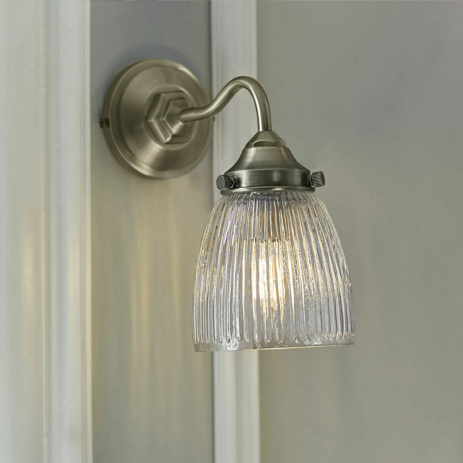 Lámpara de pared Tanaelva Aplique de pared metálico plateado con pantalla de vidrio estriado para iluminación interior elegante