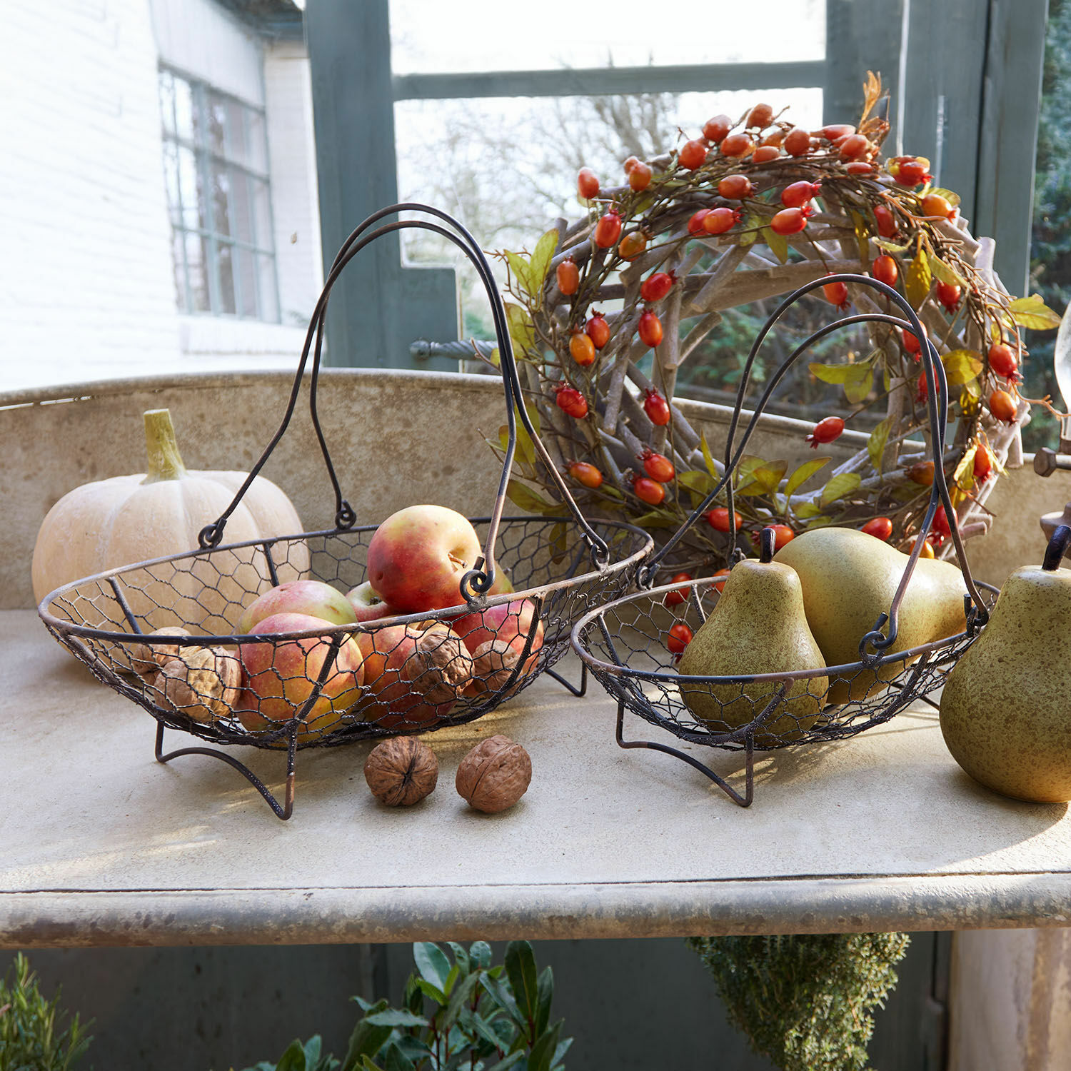 Set de 2 cestas Serrie Dos cestas metálicas con asas llenas de manzanas y peras, decoración otoñal rústica