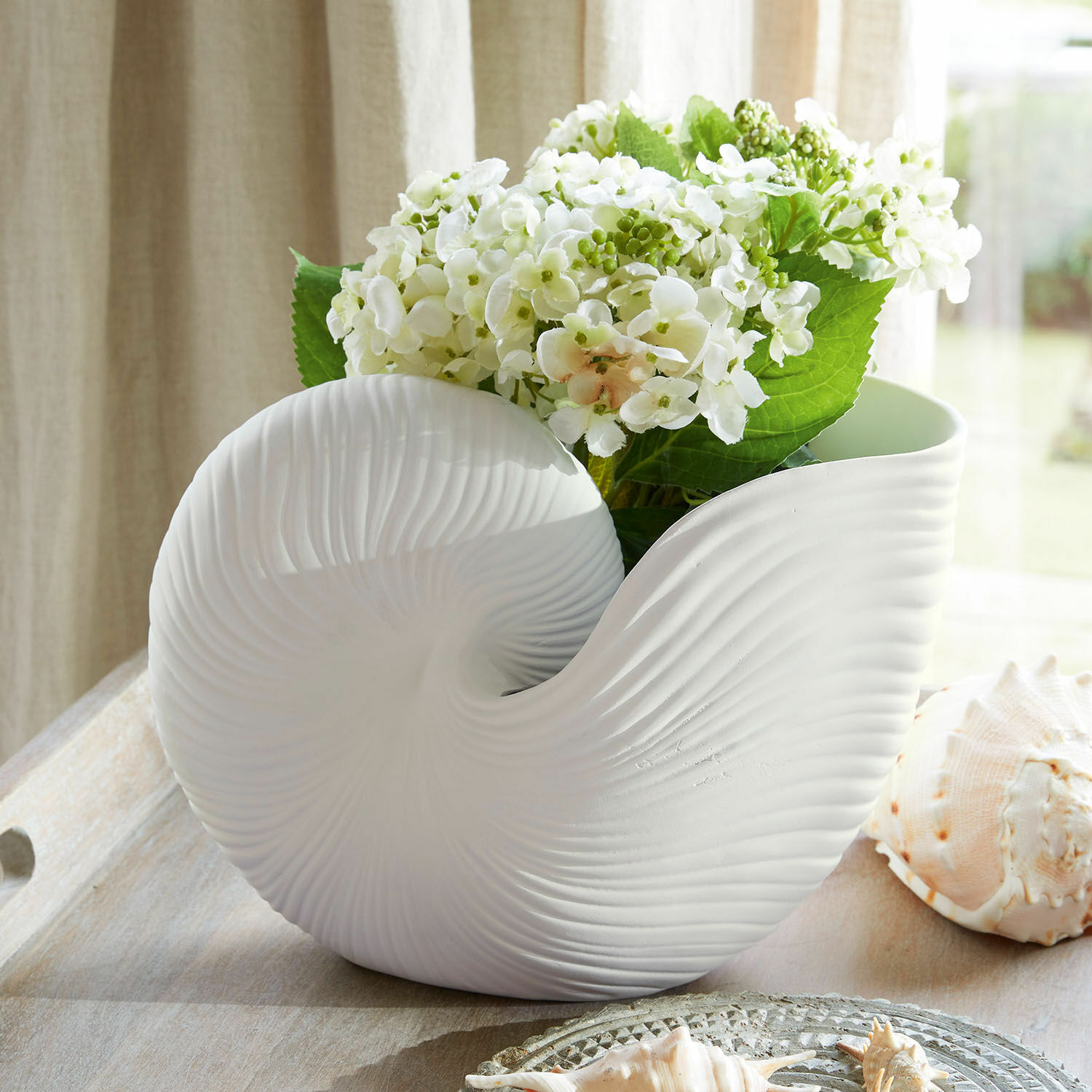 Maceta Manteur Maceta de cerámica blanca con forma de concha, flores blancas y hojas verdes decorativas