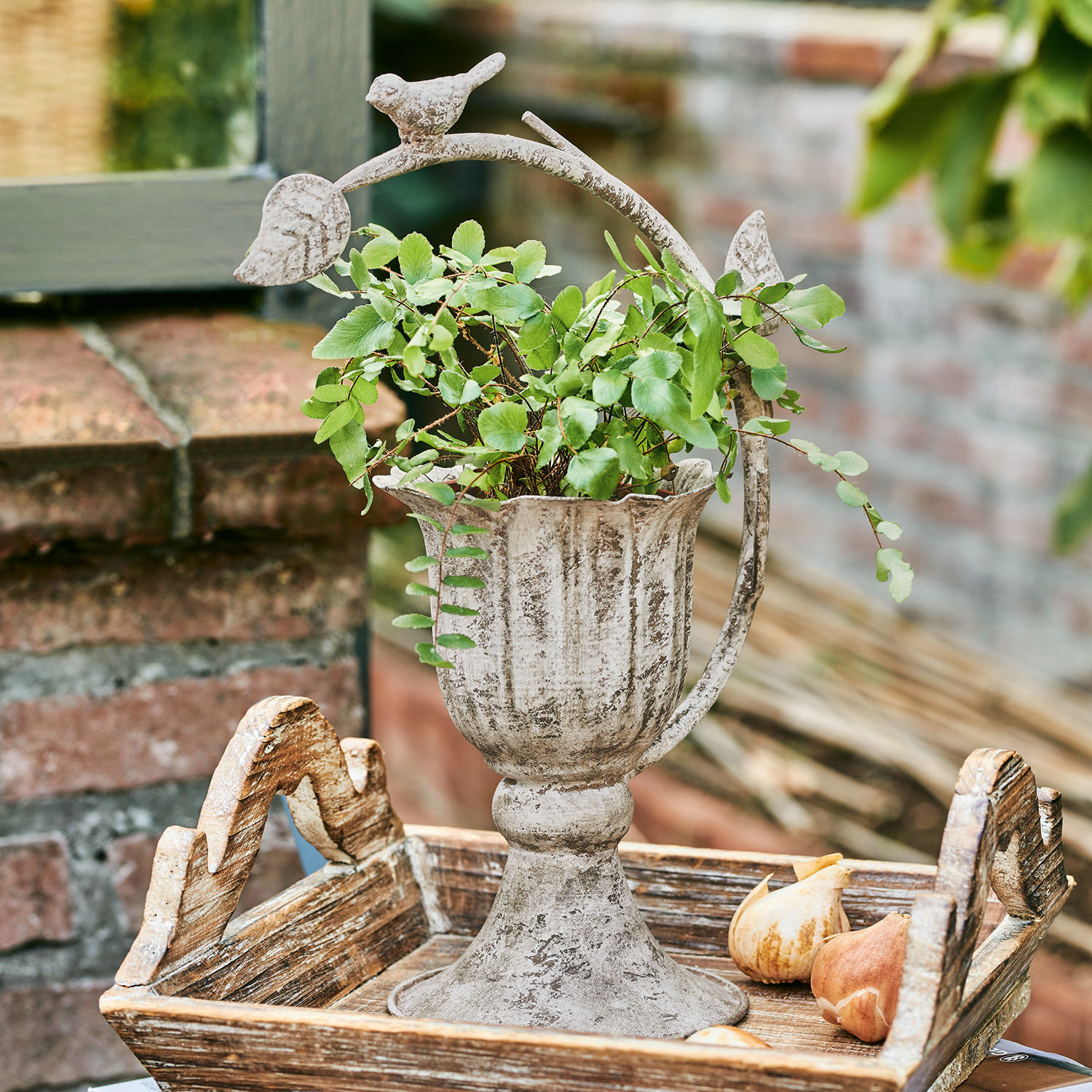 Jarrón decorativo de metal gris estilo vintage con pájaro y hojas, decoración de jardín