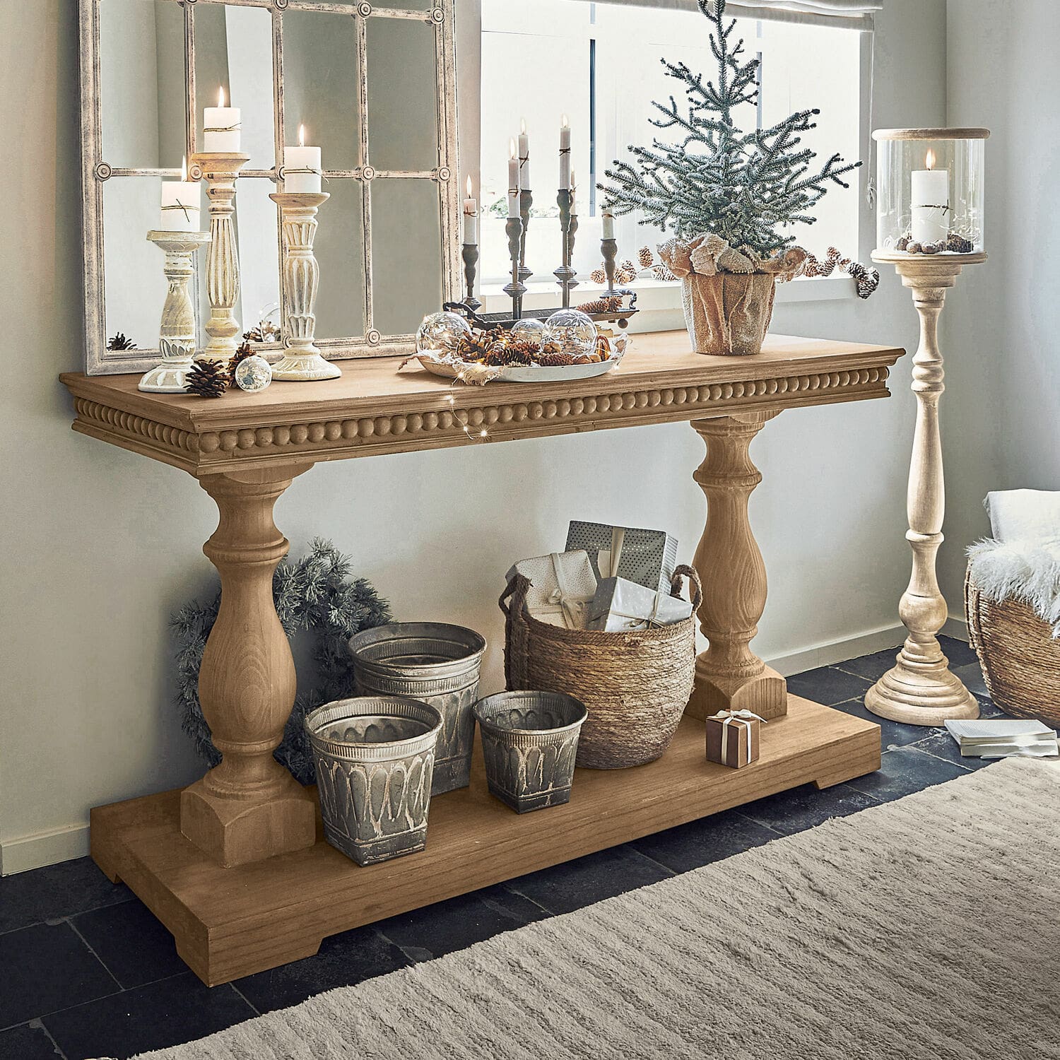 Consola Angol Consola de madera con candelabros decorativos y decoración navideña en habitación luminosa