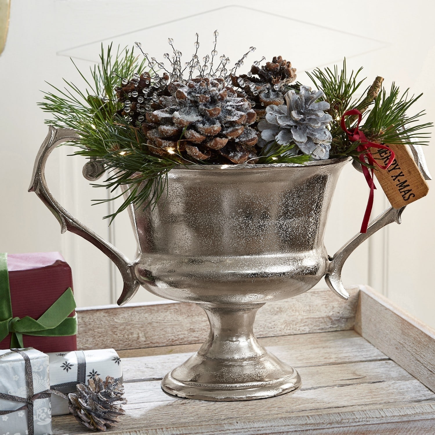 Jarrón Espère Cuenco decorativo de metal plateado con piñas y ramas verdes para decoración navideña