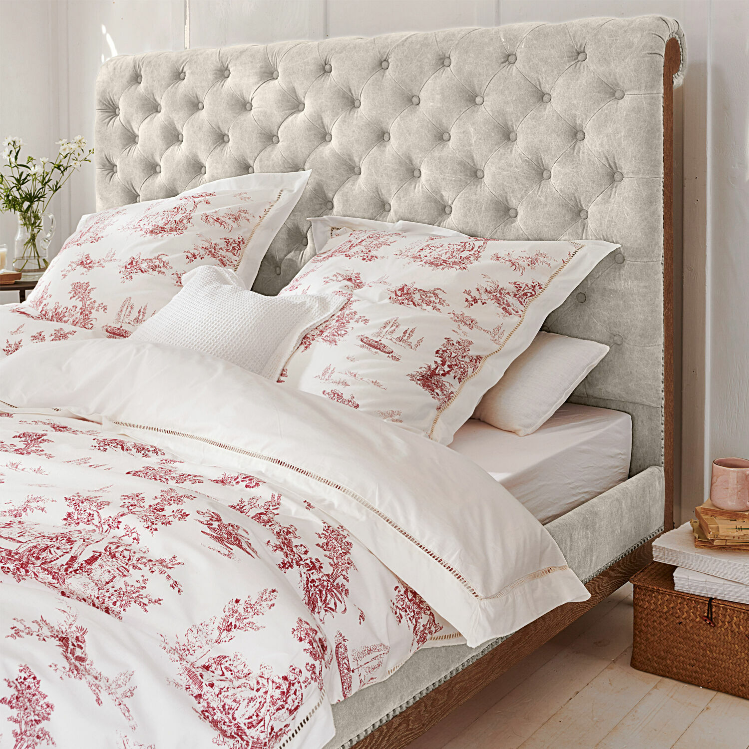 Ropa de cama Toile rouge Cama con cabecero acolchado gris claro y marco de madera en dormitorio acogedor